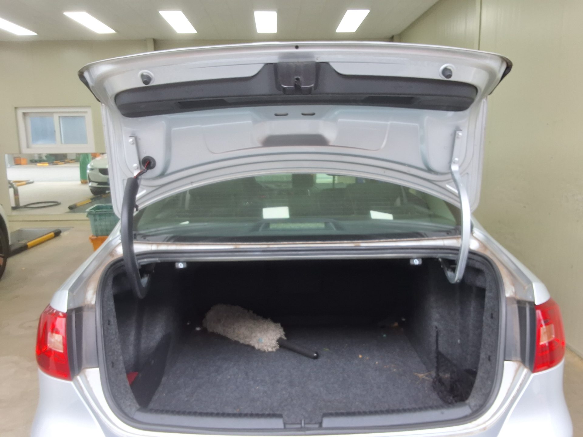 VOLKSWAGEN JETTA (6TH GEN) 1.6 TDI BLUEMOTION 2011 - zdjęcie 16