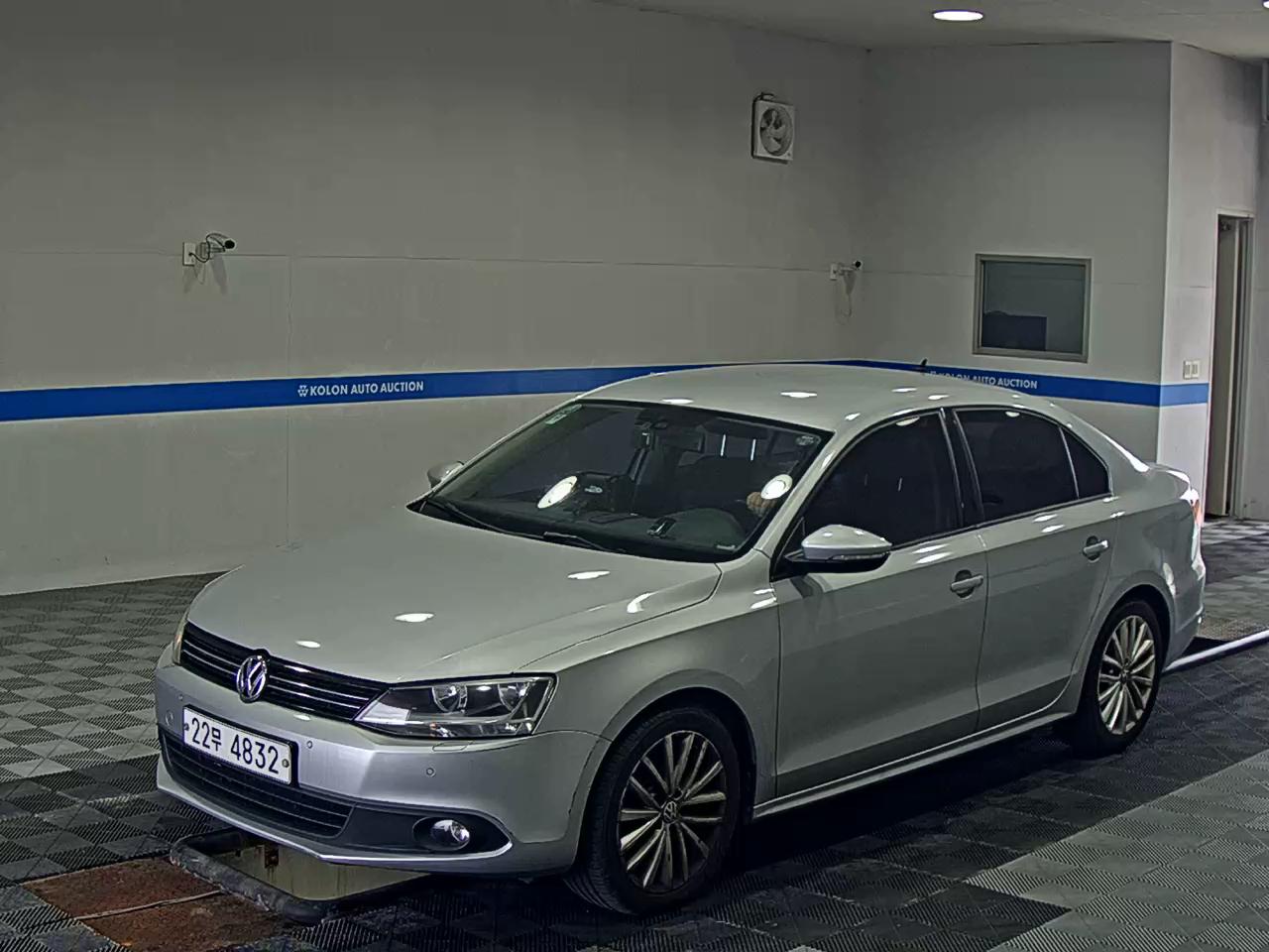 VOLKSWAGEN JETTA (6TH GEN) 1.6 TDI BLUEMOTION 2011 - zdjęcie 2