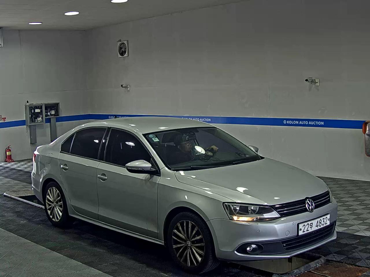 VOLKSWAGEN JETTA (6TH GEN) 1.6 TDI BLUEMOTION 2011 - zdjęcie 3