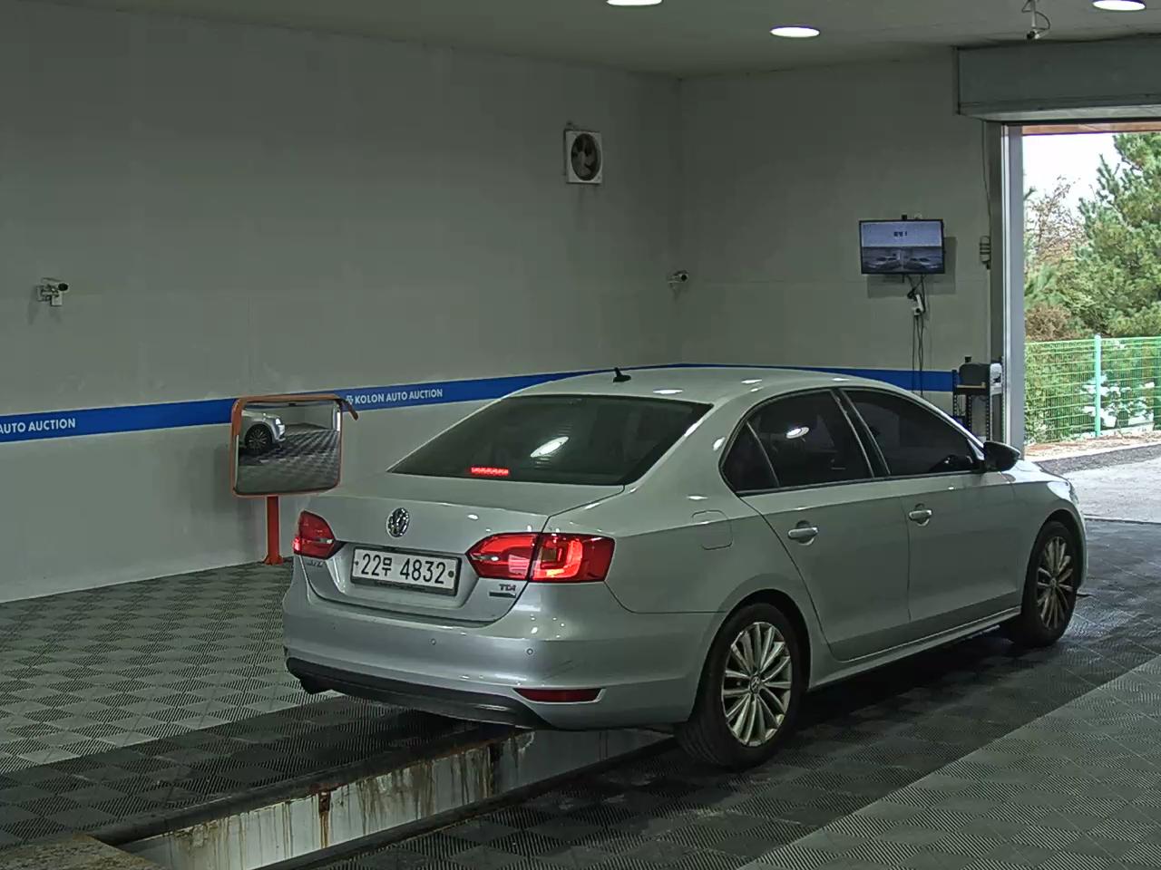VOLKSWAGEN JETTA (6TH GEN) 1.6 TDI BLUEMOTION 2011 - zdjęcie 5