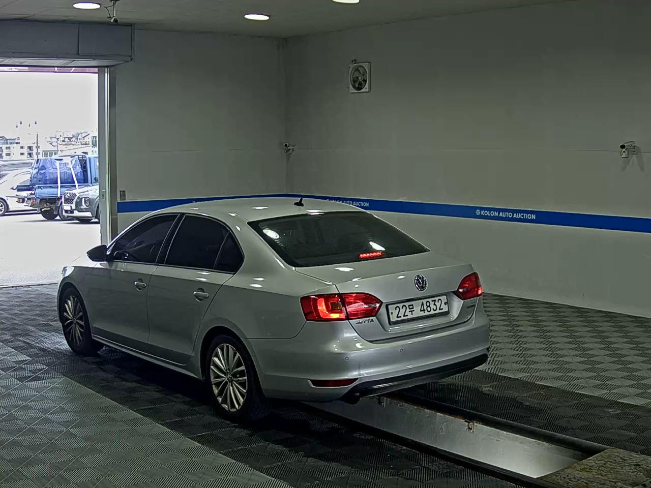 VOLKSWAGEN JETTA (6TH GEN) 1.6 TDI BLUEMOTION 2011 - zdjęcie 6