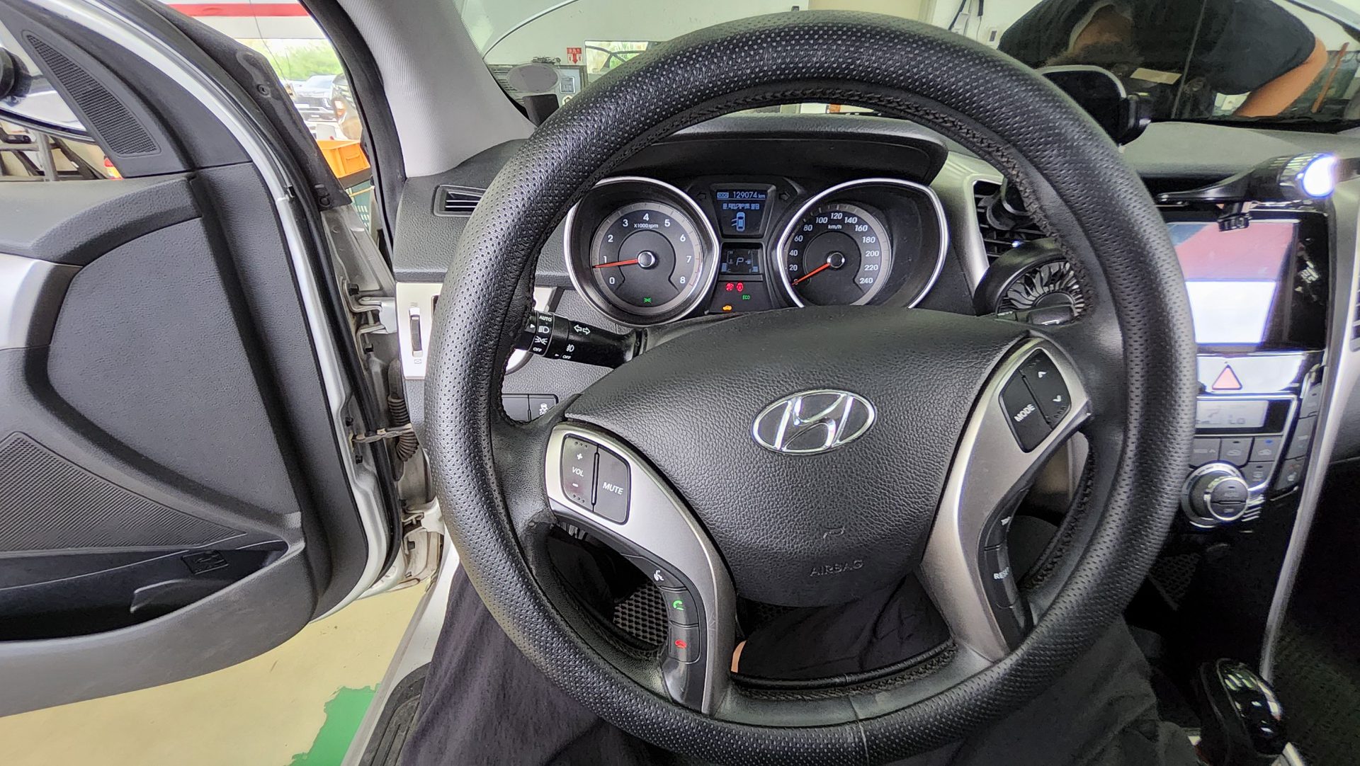 HYUNDAI NEW i30 1.6 GDi UNIQUE 2012 - zdjęcie 17