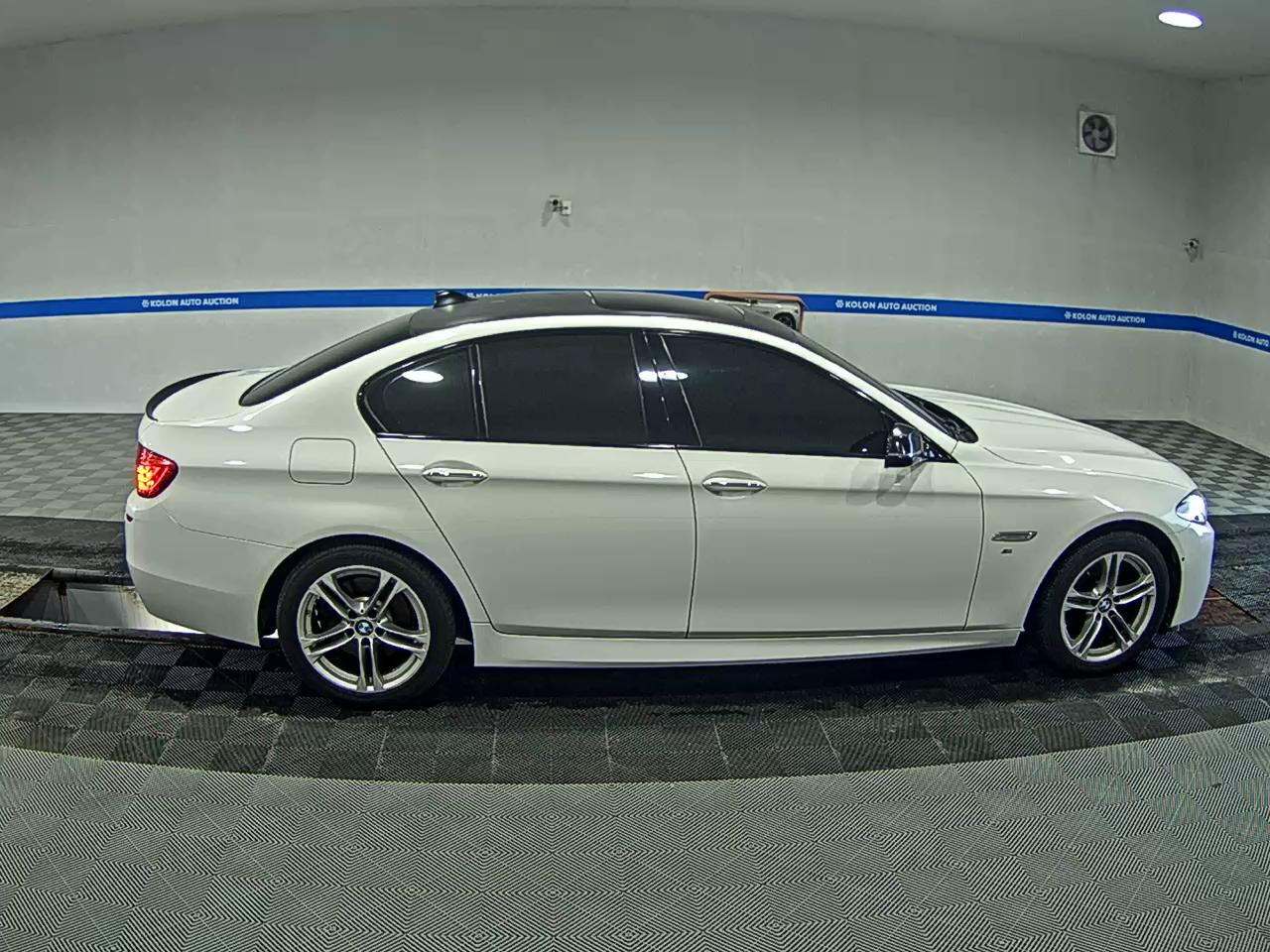 BMW 5 SERIES (6TH GEN) 520d xDRIVE M AERODYNAMIC PRO 2016 - zdjęcie 4