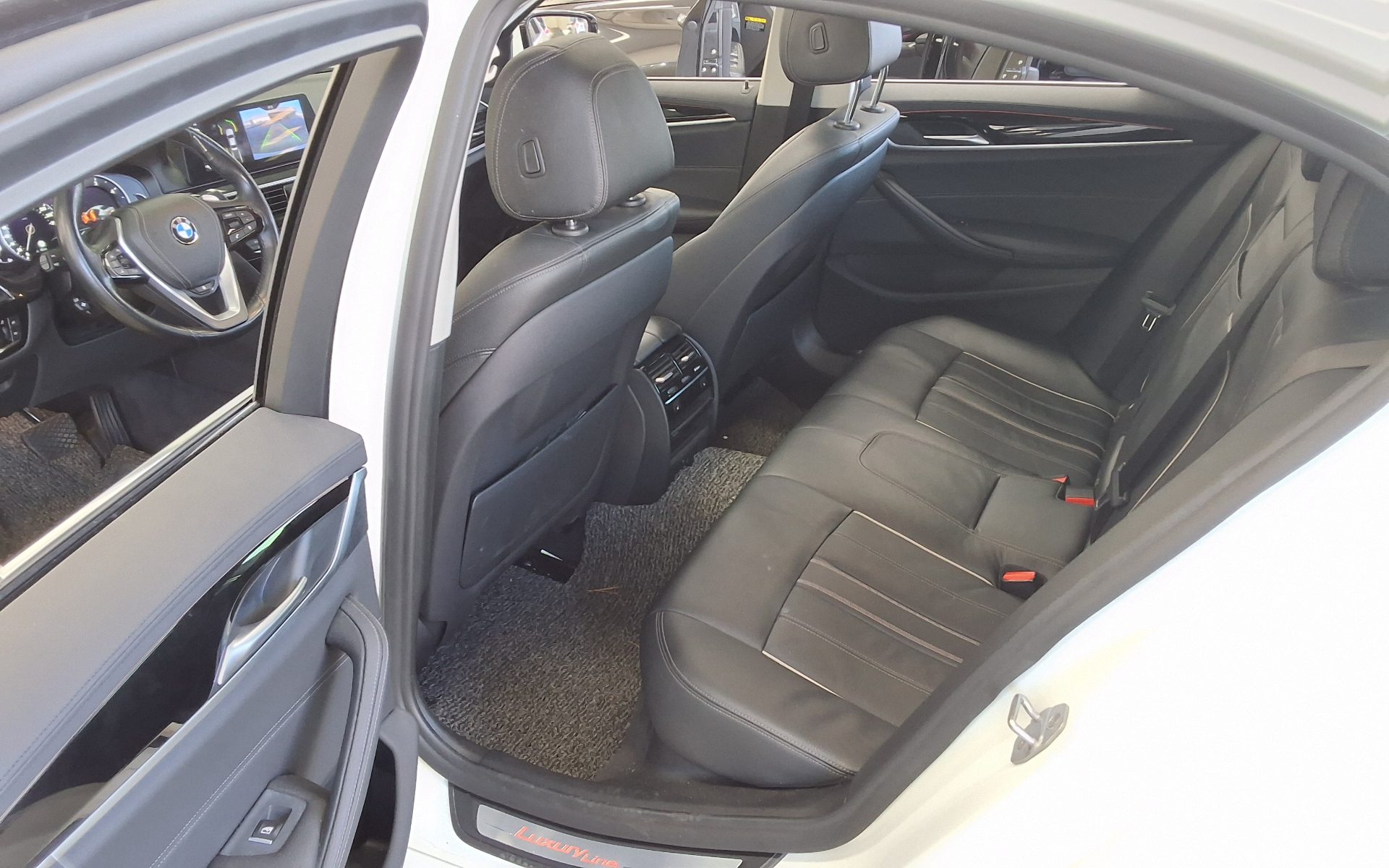 BMW 5 SERIES (7TH GEN) 520d LUXURY LINE SPECIAL 2018 - zdjęcie 12