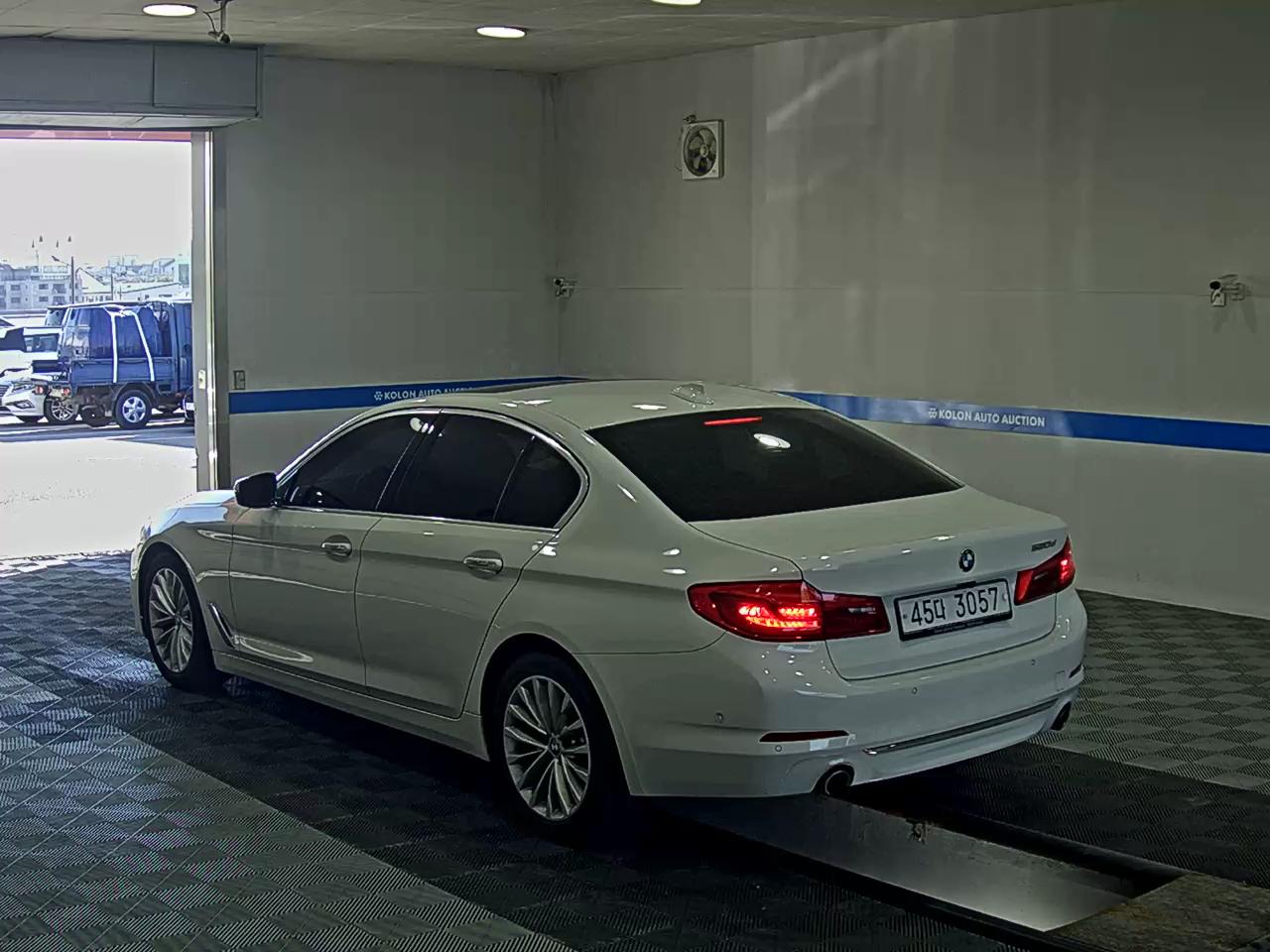 BMW 5 SERIES (7TH GEN) 520d LUXURY LINE SPECIAL 2018 - zdjęcie 6