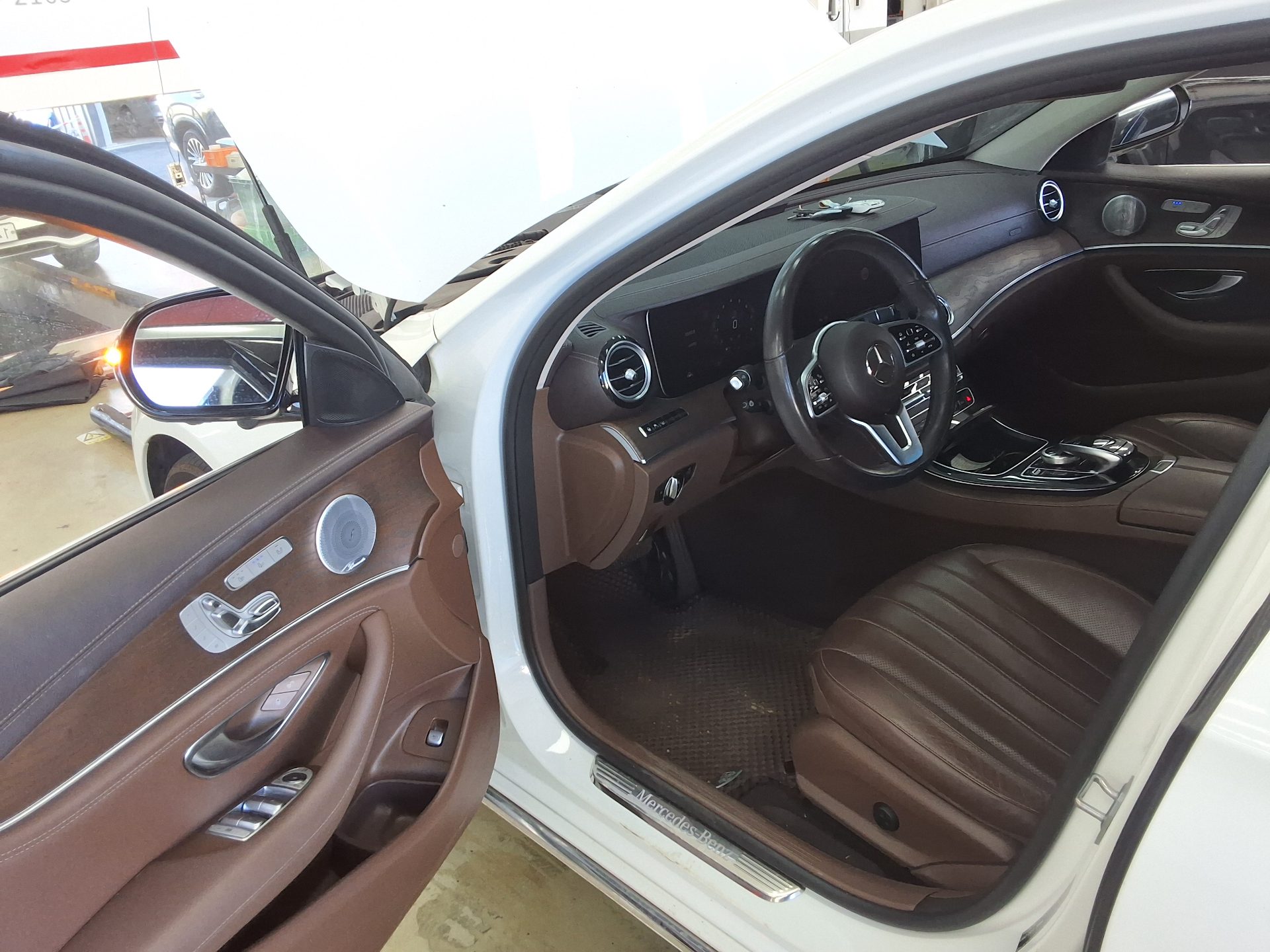 MERCEDES-BENZ E-CLASS (5TH GEN) E300 4MATIC EXCLUSIVE 2020 - zdjęcie 10