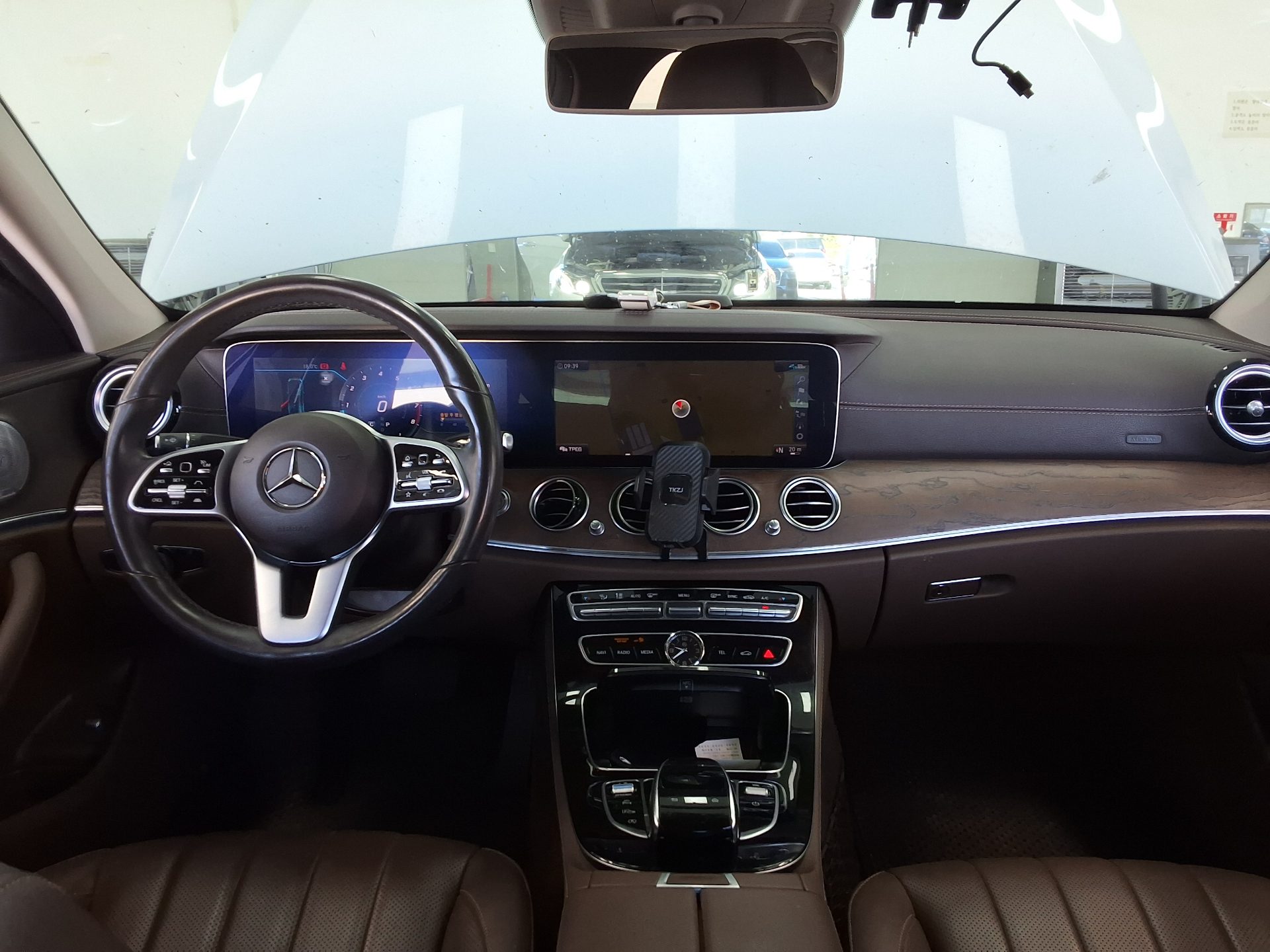 MERCEDES-BENZ E-CLASS (5TH GEN) E300 4MATIC EXCLUSIVE 2020 - zdjęcie 11
