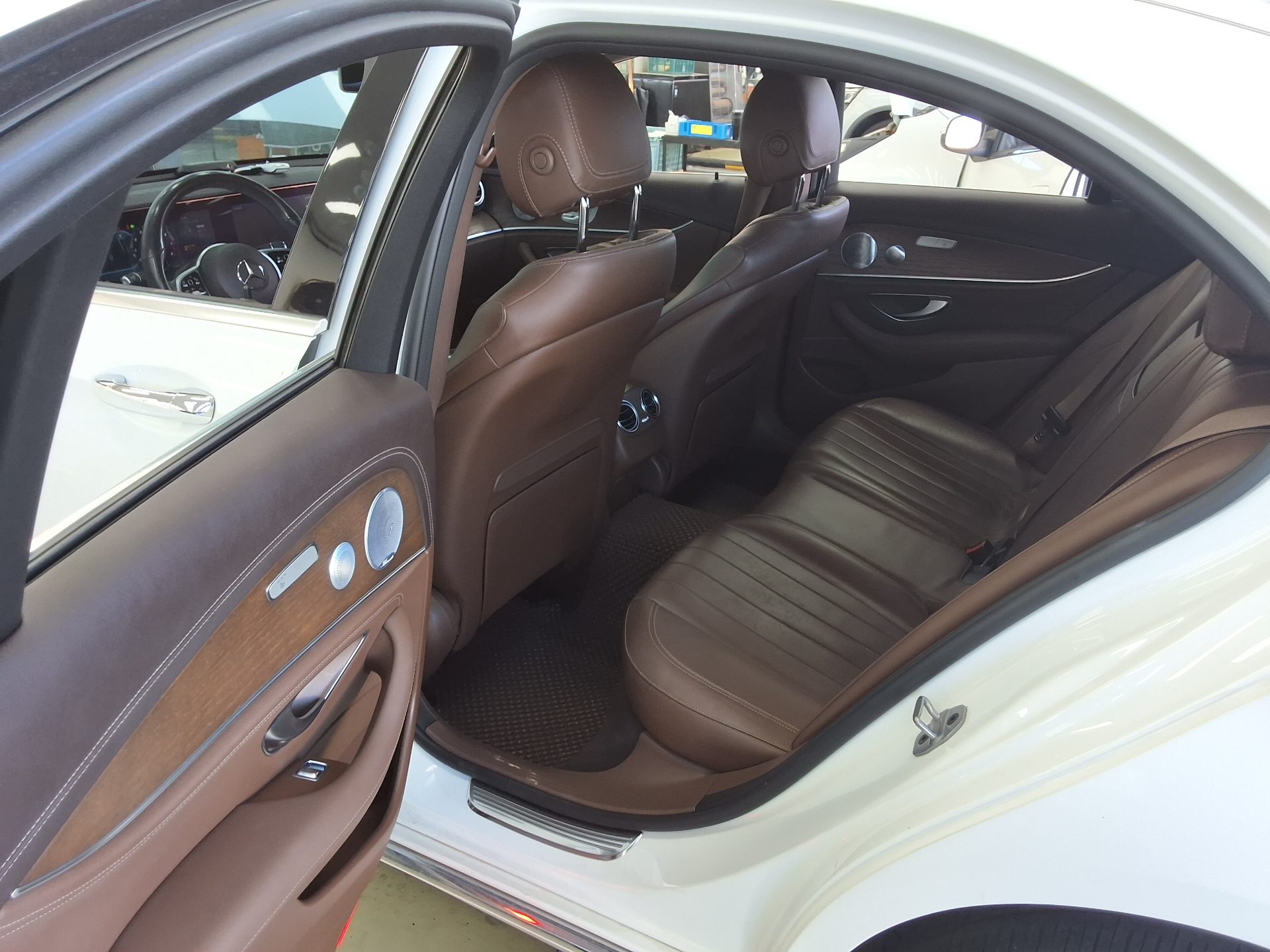 MERCEDES-BENZ E-CLASS (5TH GEN) E300 4MATIC EXCLUSIVE 2020 - zdjęcie 12