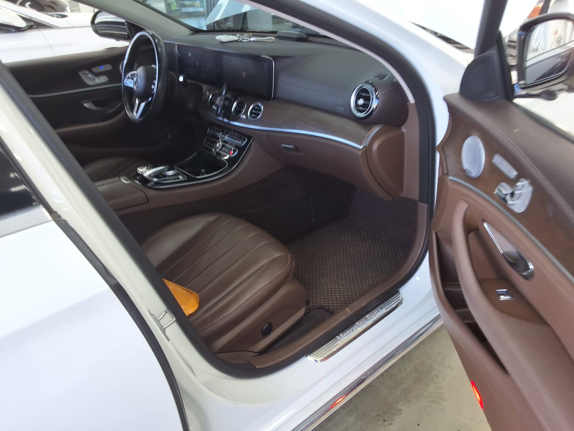 MERCEDES-BENZ E-CLASS (5TH GEN) E300 4MATIC EXCLUSIVE 2020 - zdjęcie 14