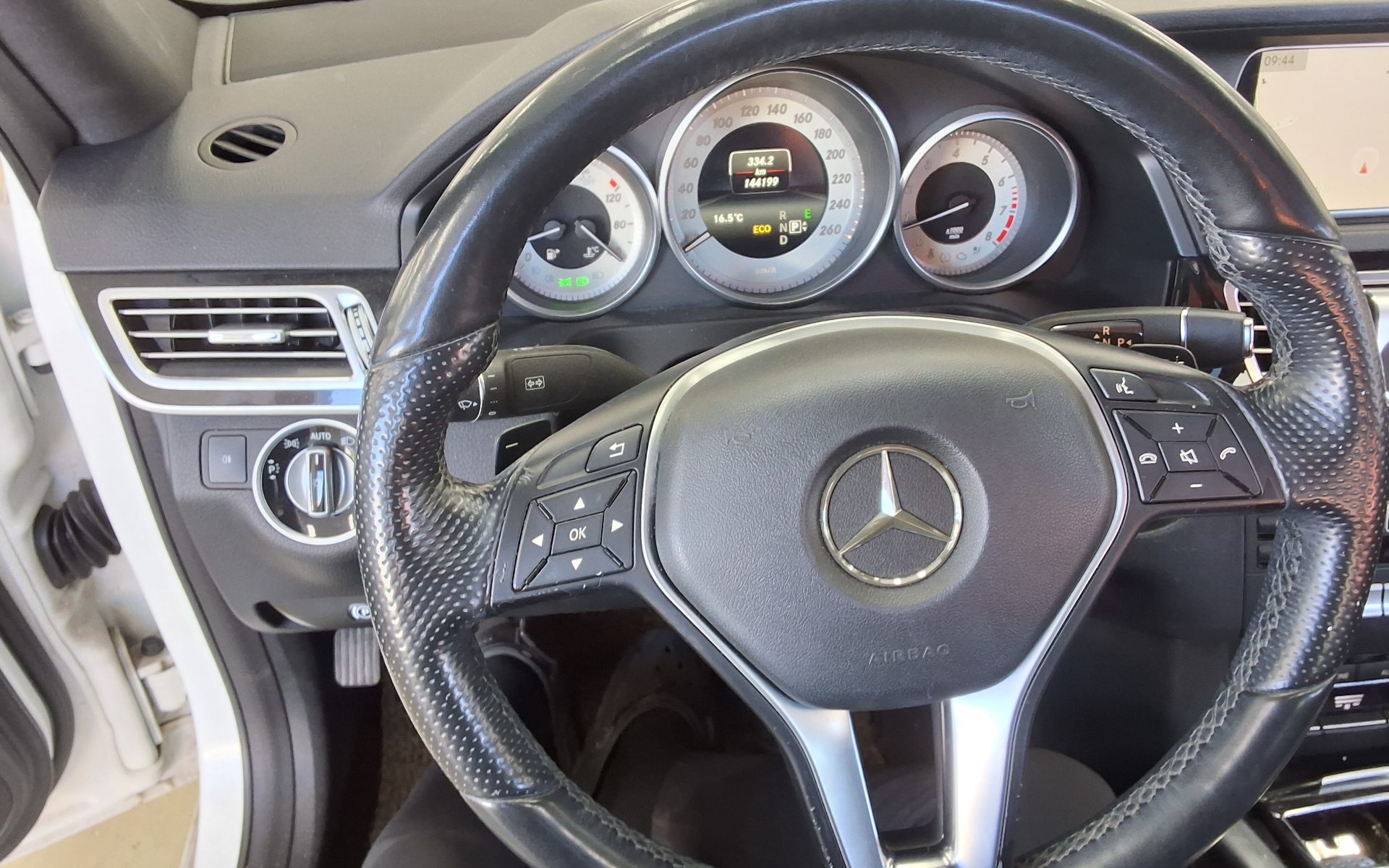 MERCEDES-BENZ E-CLASS (4TH GEN) E300 4MATIC AVANTGARDE 2014 - zdjęcie 17