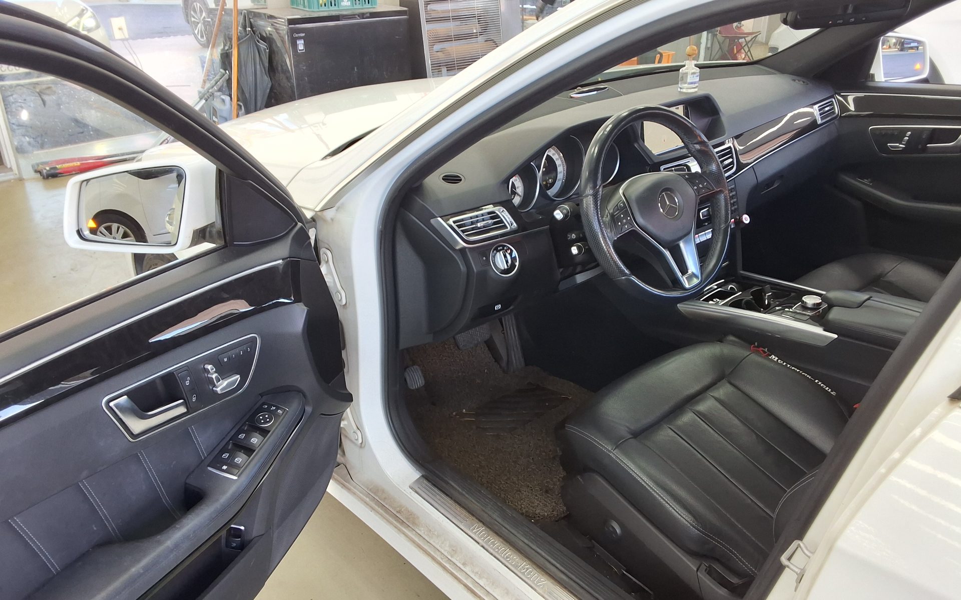 MERCEDES-BENZ E-CLASS (4TH GEN) E300 4MATIC AVANTGARDE 2014 - zdjęcie 10