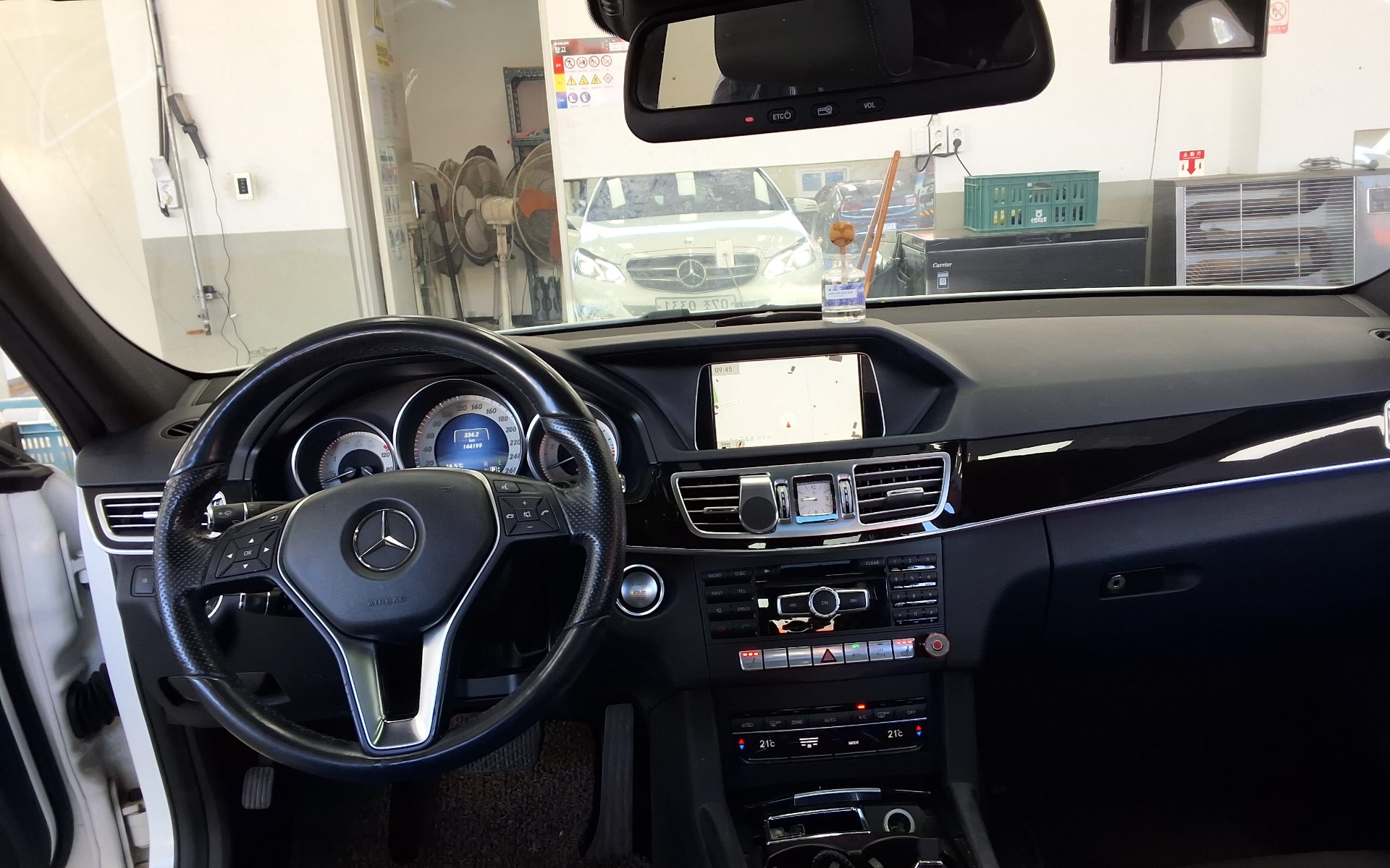MERCEDES-BENZ E-CLASS (4TH GEN) E300 4MATIC AVANTGARDE 2014 - zdjęcie 11