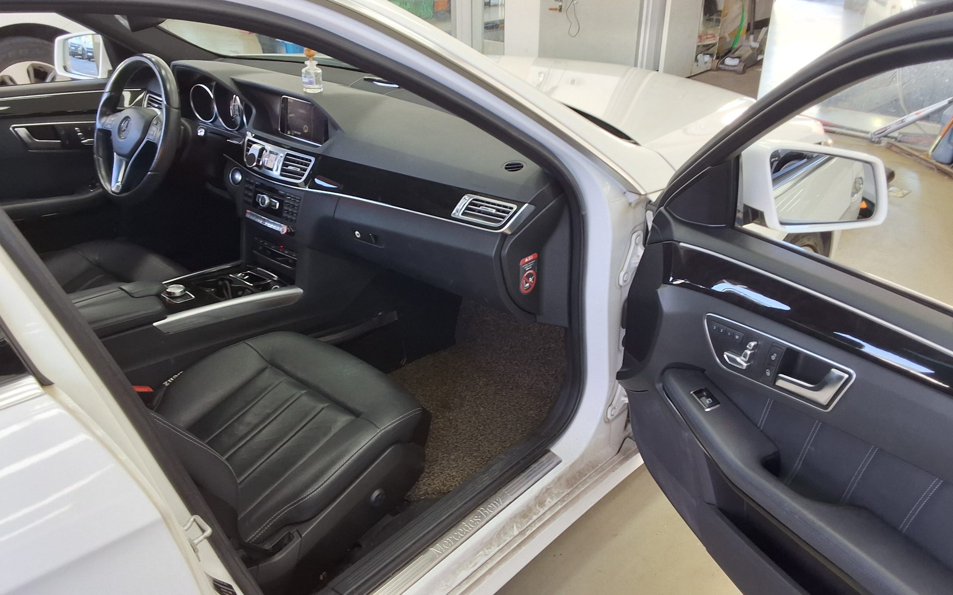 MERCEDES-BENZ E-CLASS (4TH GEN) E300 4MATIC AVANTGARDE 2014 - zdjęcie 14