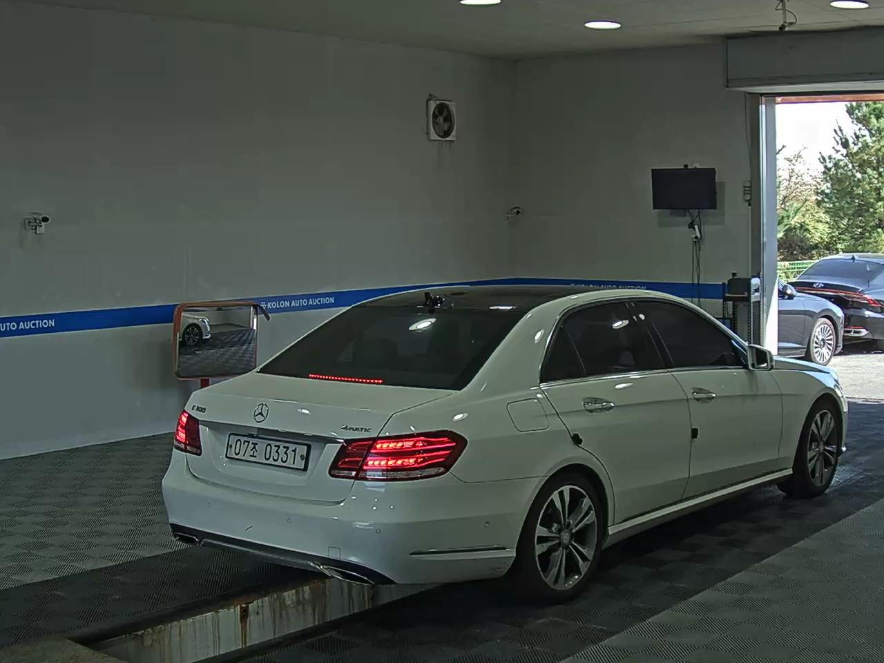 MERCEDES-BENZ E-CLASS (4TH GEN) E300 4MATIC AVANTGARDE 2014 - zdjęcie 5