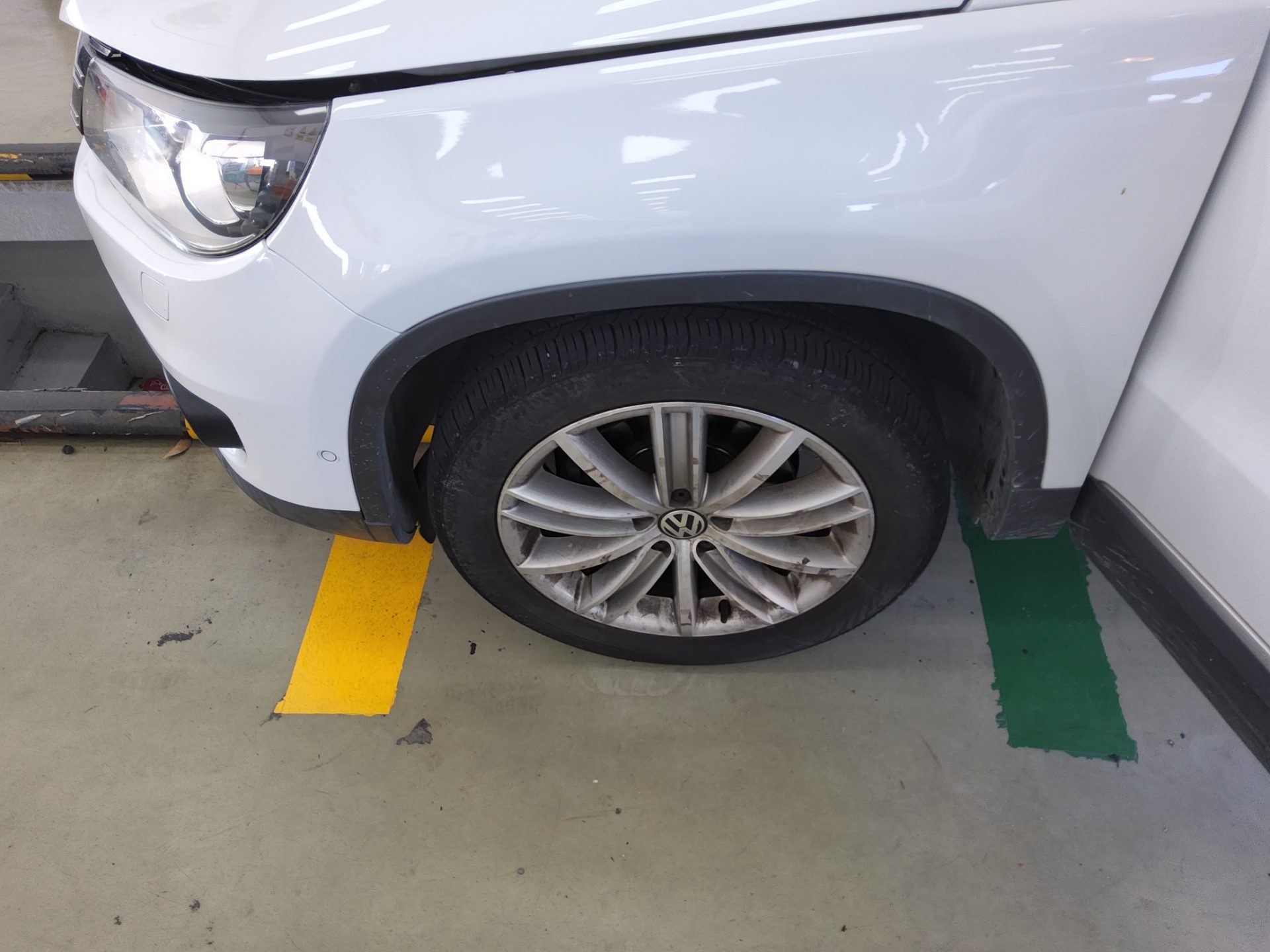 VOLKSWAGEN TIGUAN 2.0 TDI BLUEMOTION PREMIUM 2015 - zdjęcie 21