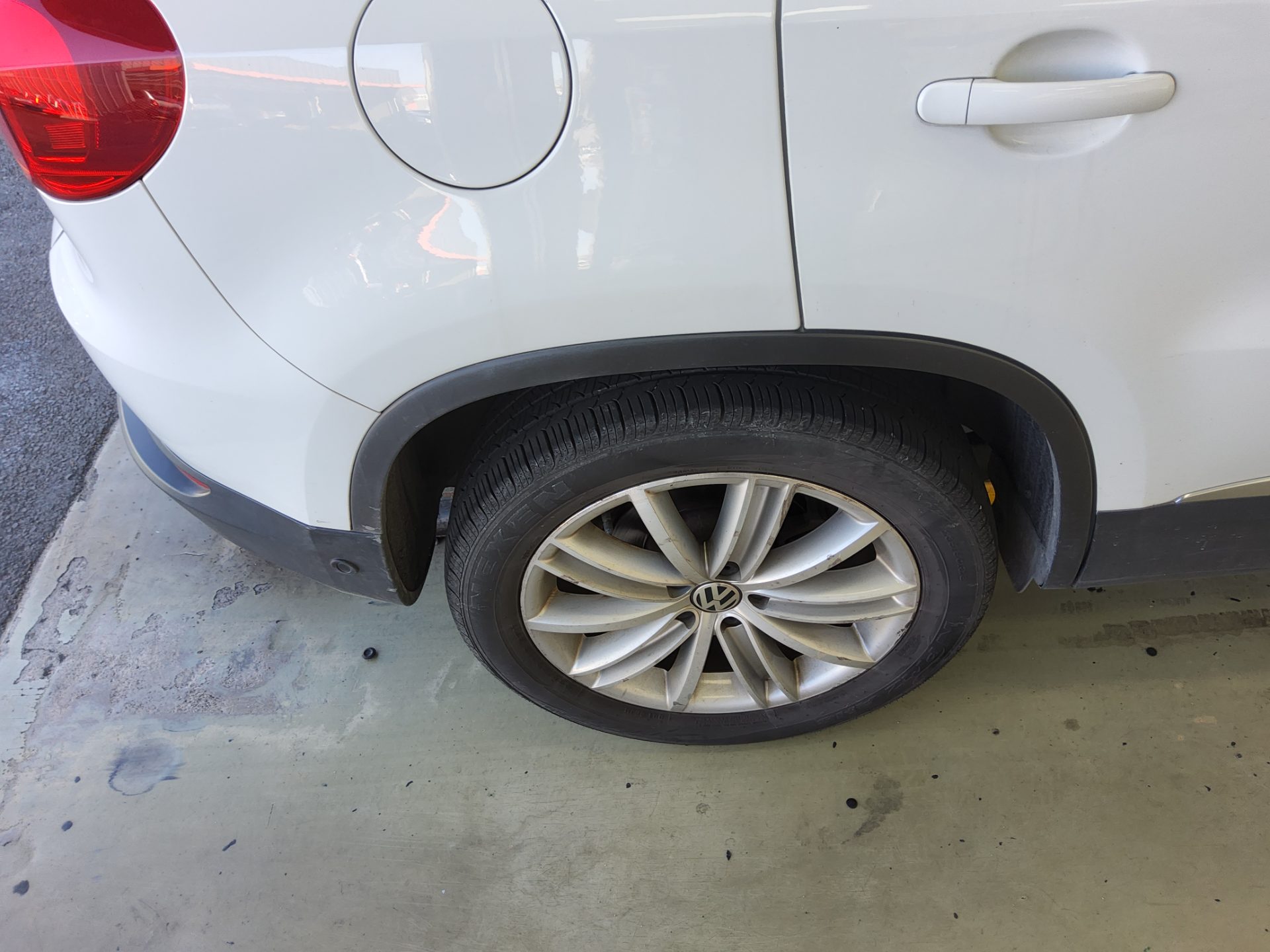 VOLKSWAGEN TIGUAN 2.0 TDI BLUEMOTION PREMIUM 2015 - zdjęcie 24