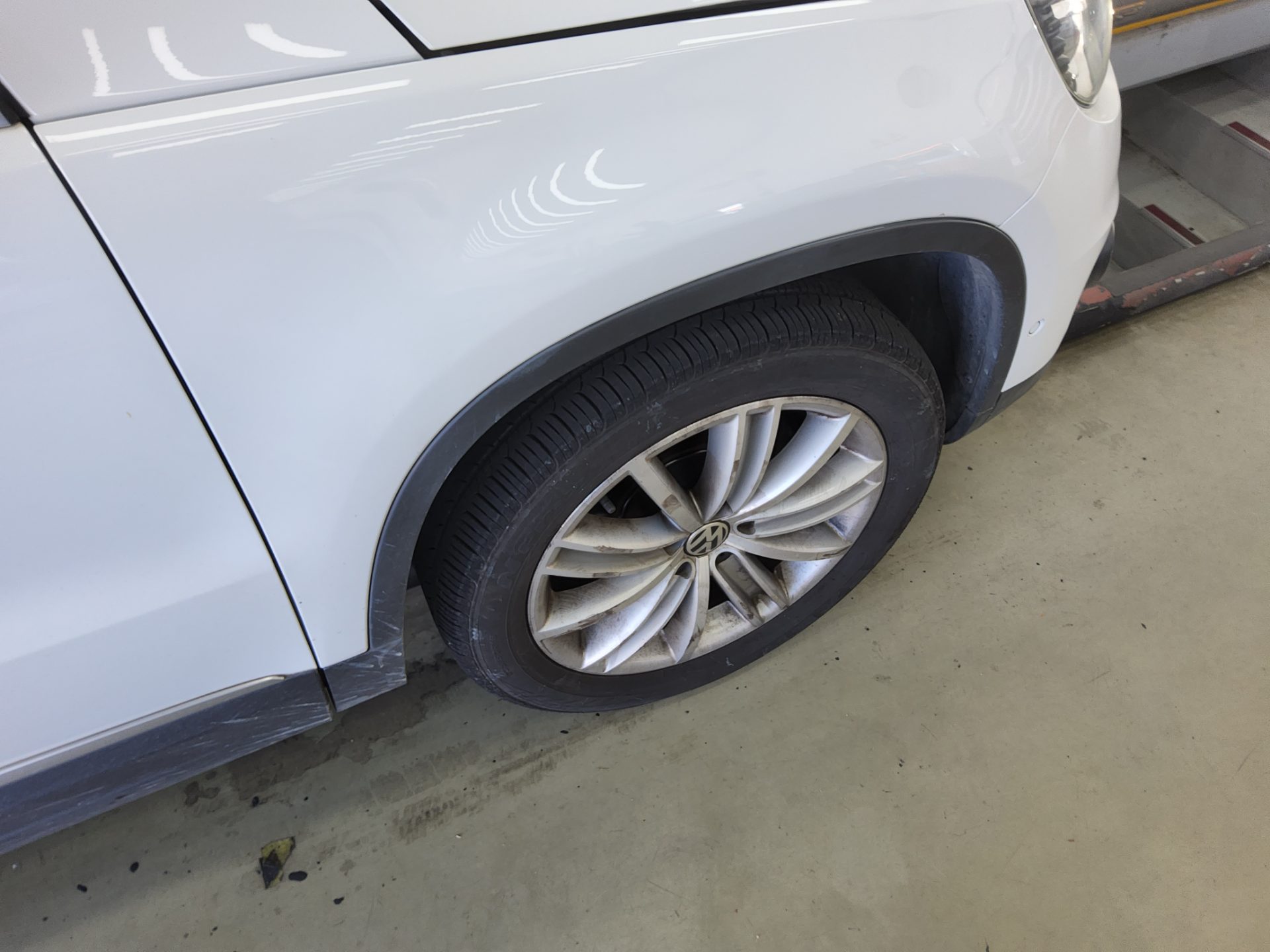 VOLKSWAGEN TIGUAN 2.0 TDI BLUEMOTION PREMIUM 2015 - zdjęcie 23