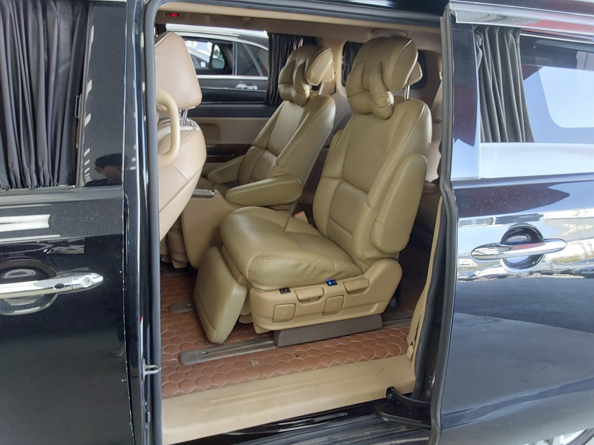 KIA ALL NEW CARNIVAL HI-LIMOUSINE GASOLINE 7-SEATER PRESIDENT 2016 - zdjęcie 12