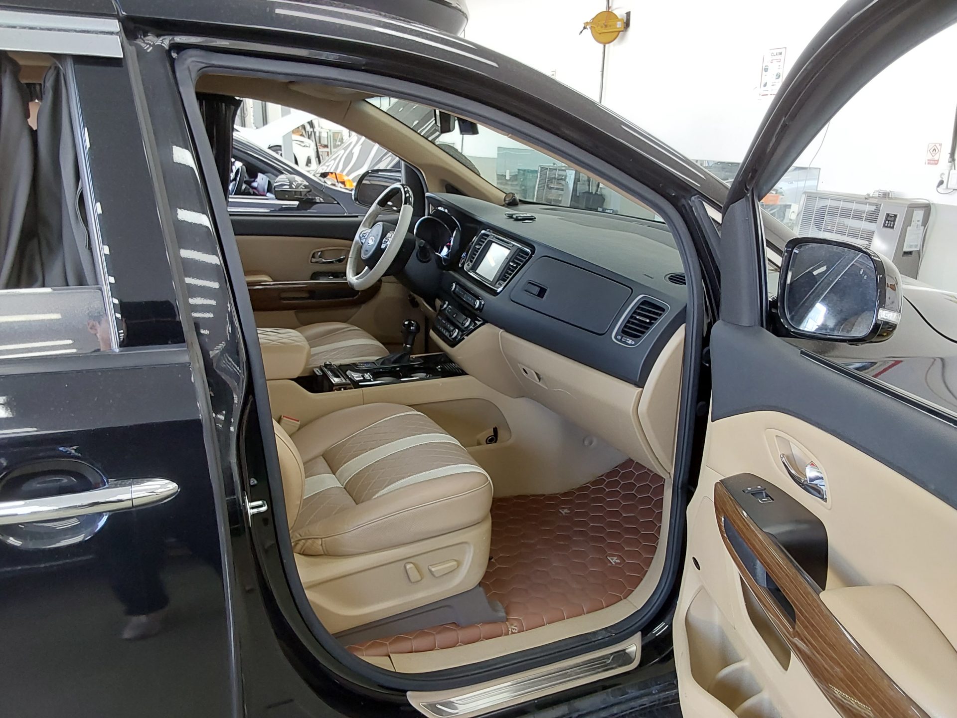 KIA ALL NEW CARNIVAL HI-LIMOUSINE GASOLINE 7-SEATER PRESIDENT 2016 - zdjęcie 14