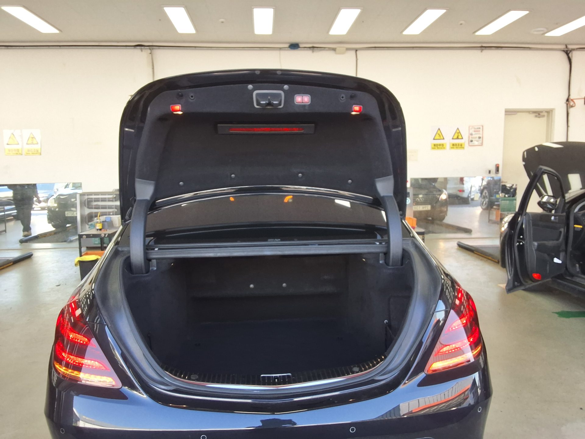 MERCEDES-BENZ S-CLASS (6TH GEN) MAYBACH S560 4MATIC 2019 - zdjęcie 15