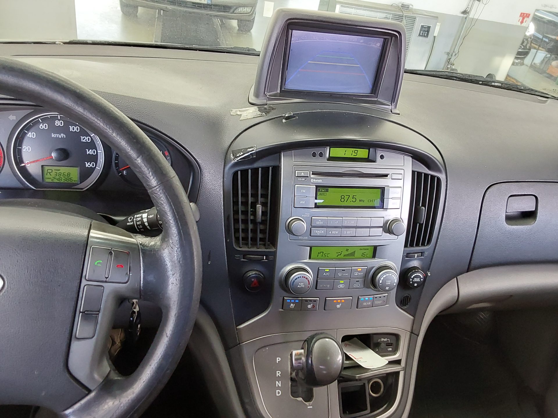 HYUNDAI GRAND STAREX 11-SEATER DIESEL HVX VIP PACK 2015 - zdjęcie 17