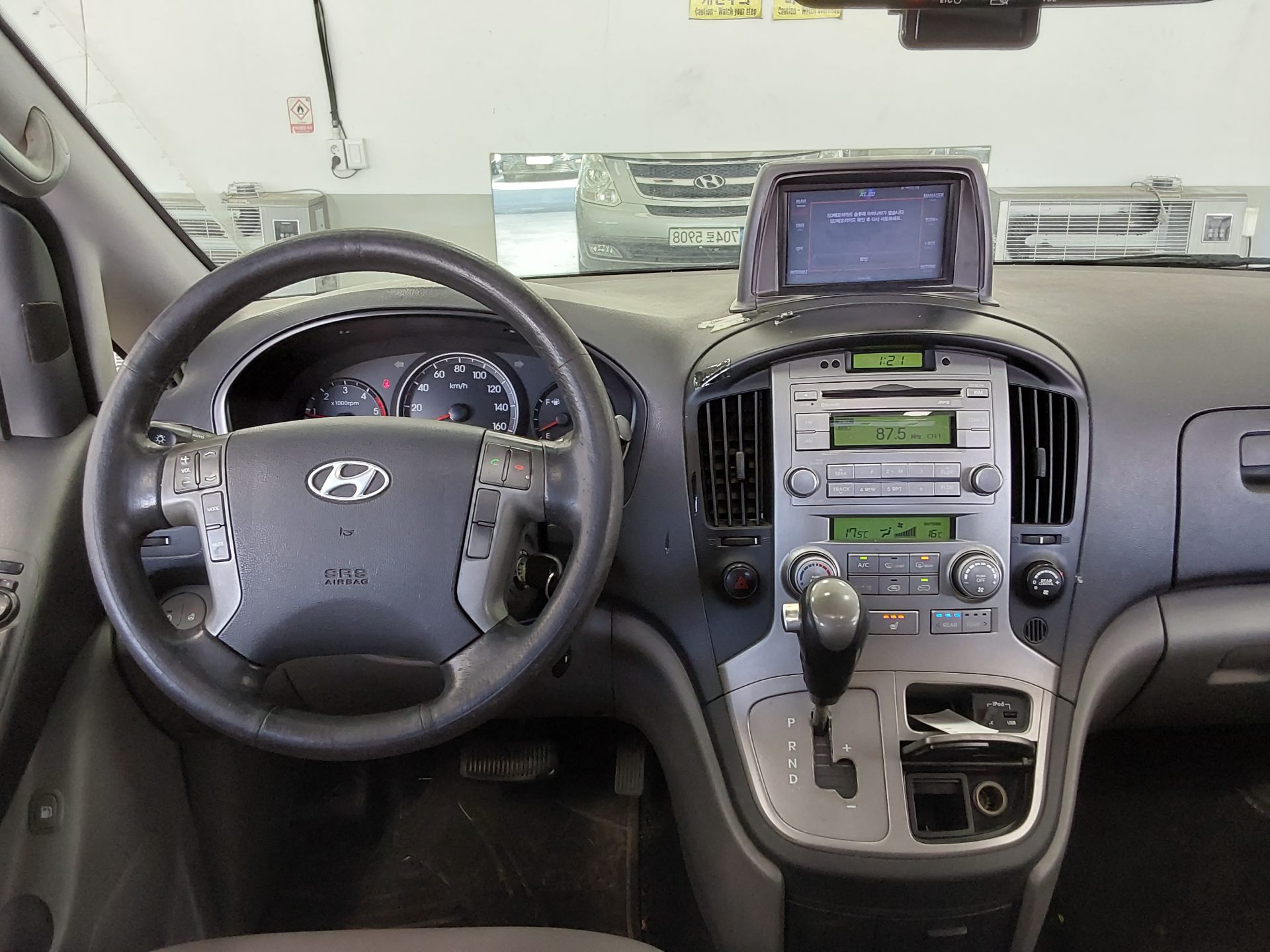 HYUNDAI GRAND STAREX 11-SEATER DIESEL HVX VIP PACK 2015 - zdjęcie 11