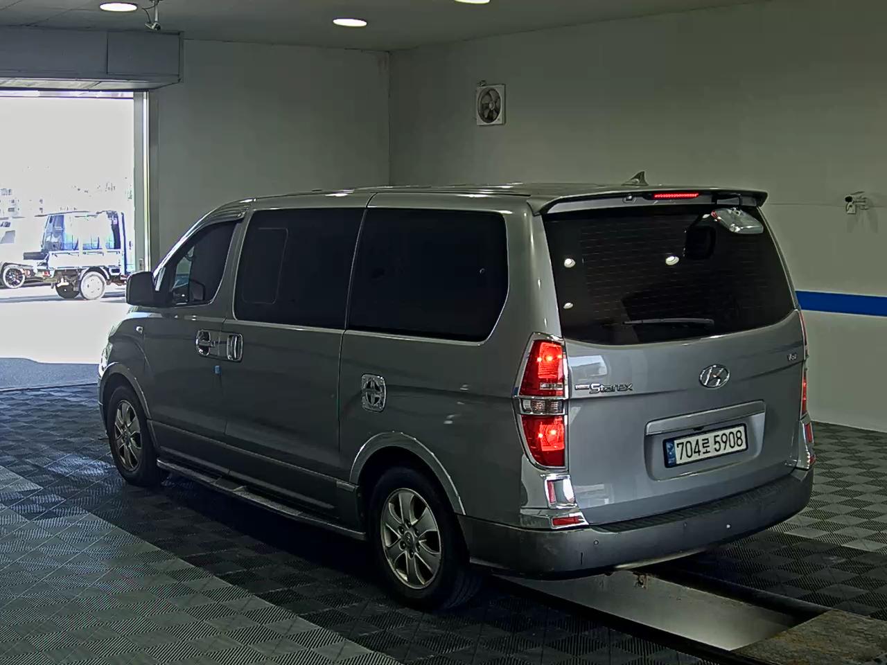 HYUNDAI GRAND STAREX 11-SEATER DIESEL HVX VIP PACK 2015 - zdjęcie 6