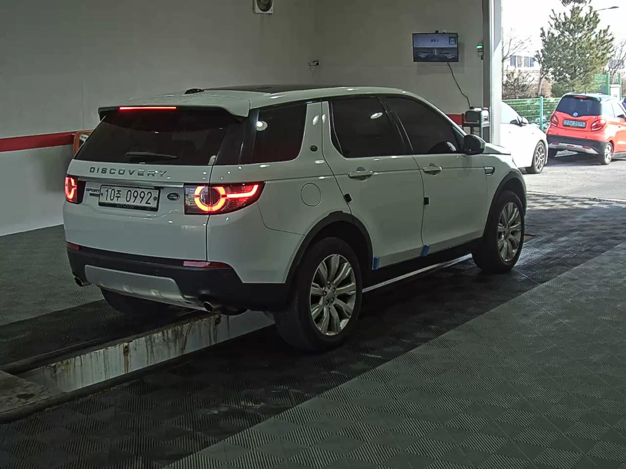 Land Rover Discovery 2016 - Image 4