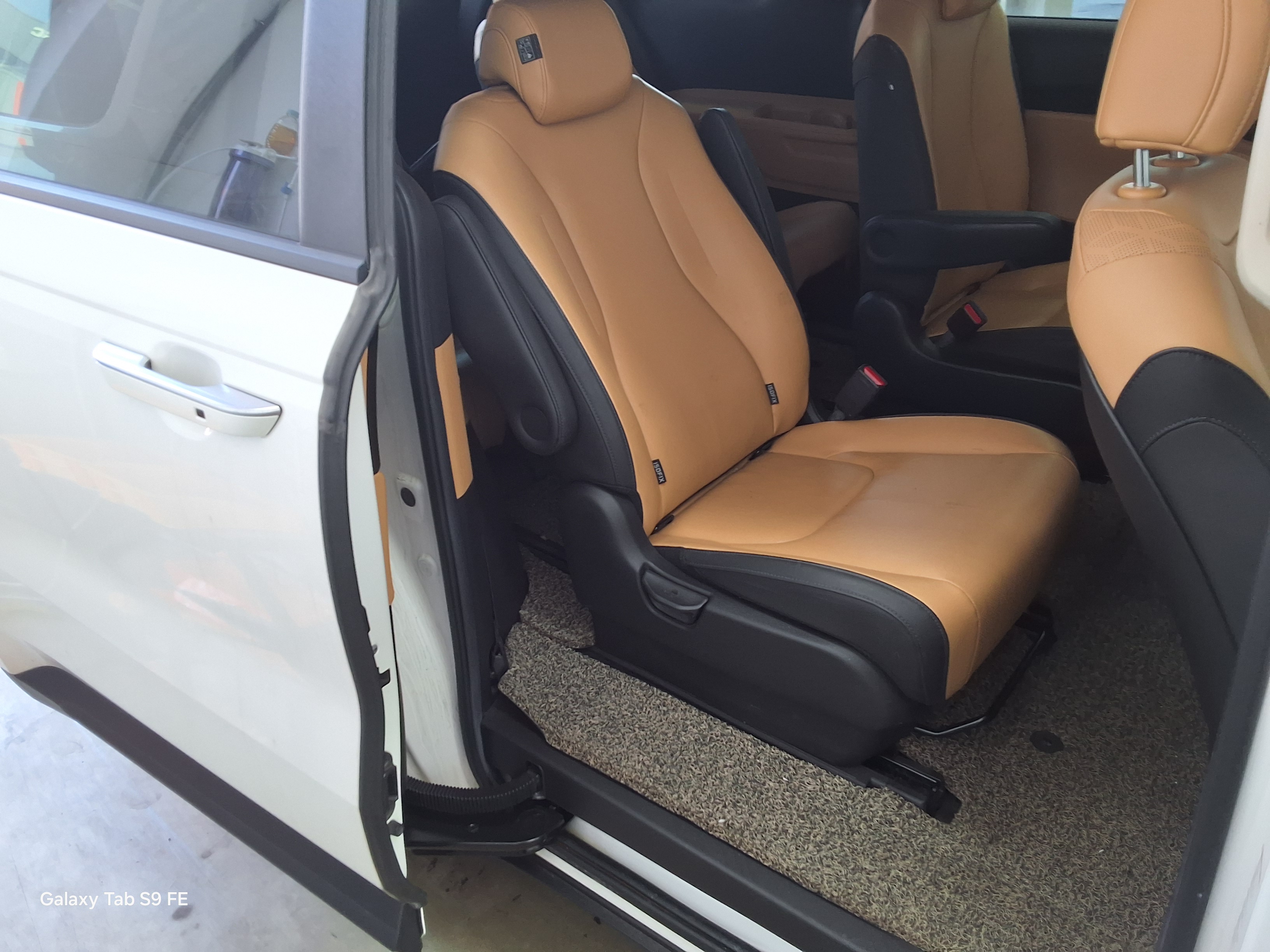 Kia Carnival - 12
