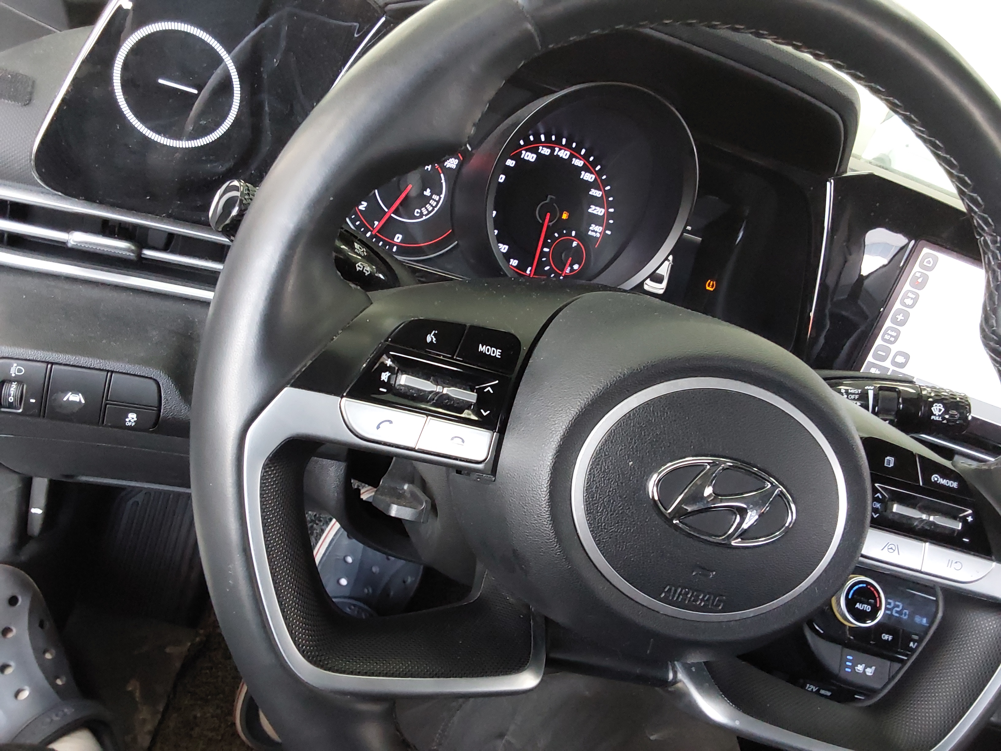 Hyundai Elantra 2022 - Image 17