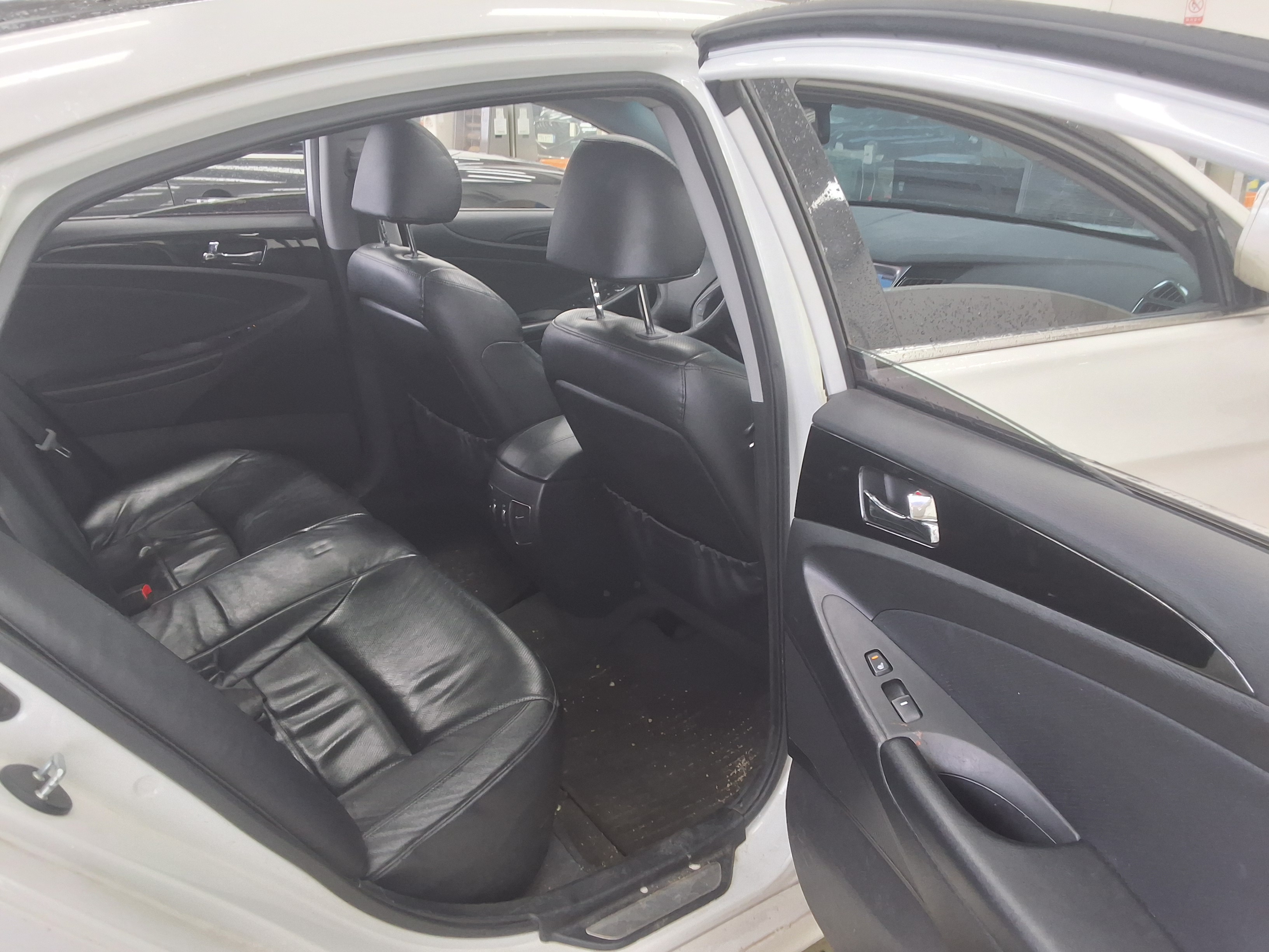 Hyundai YF Sonata - 12