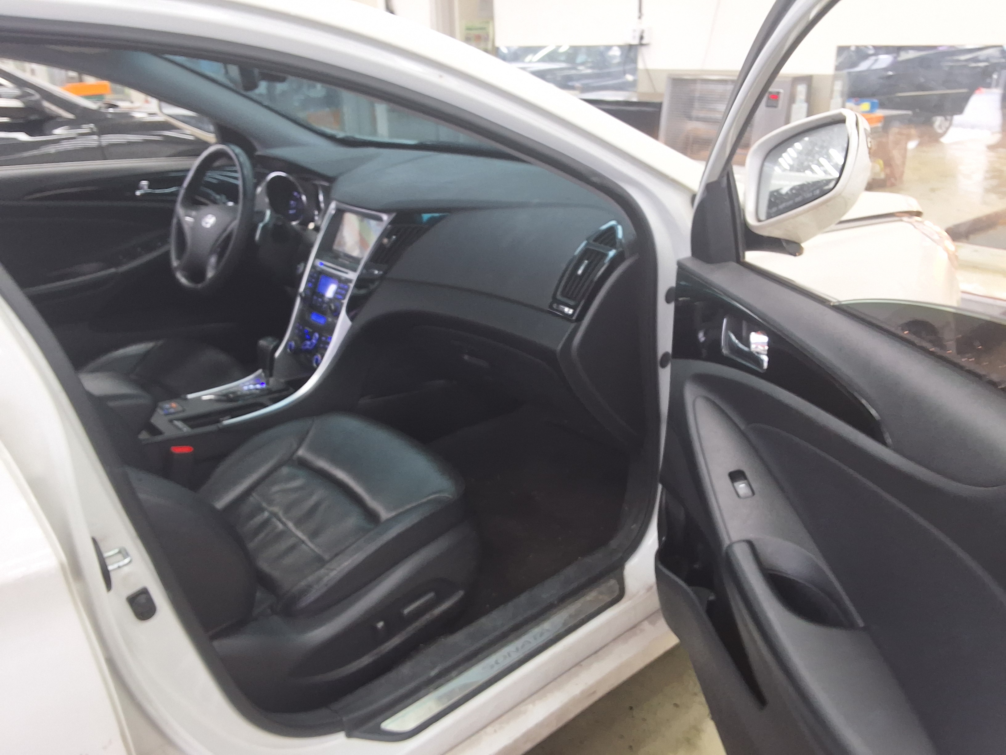 Hyundai YF Sonata - 13