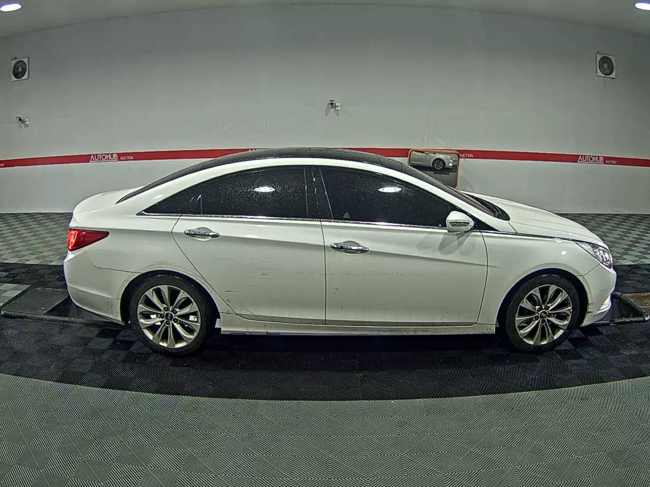 Hyundai YF Sonata - 3