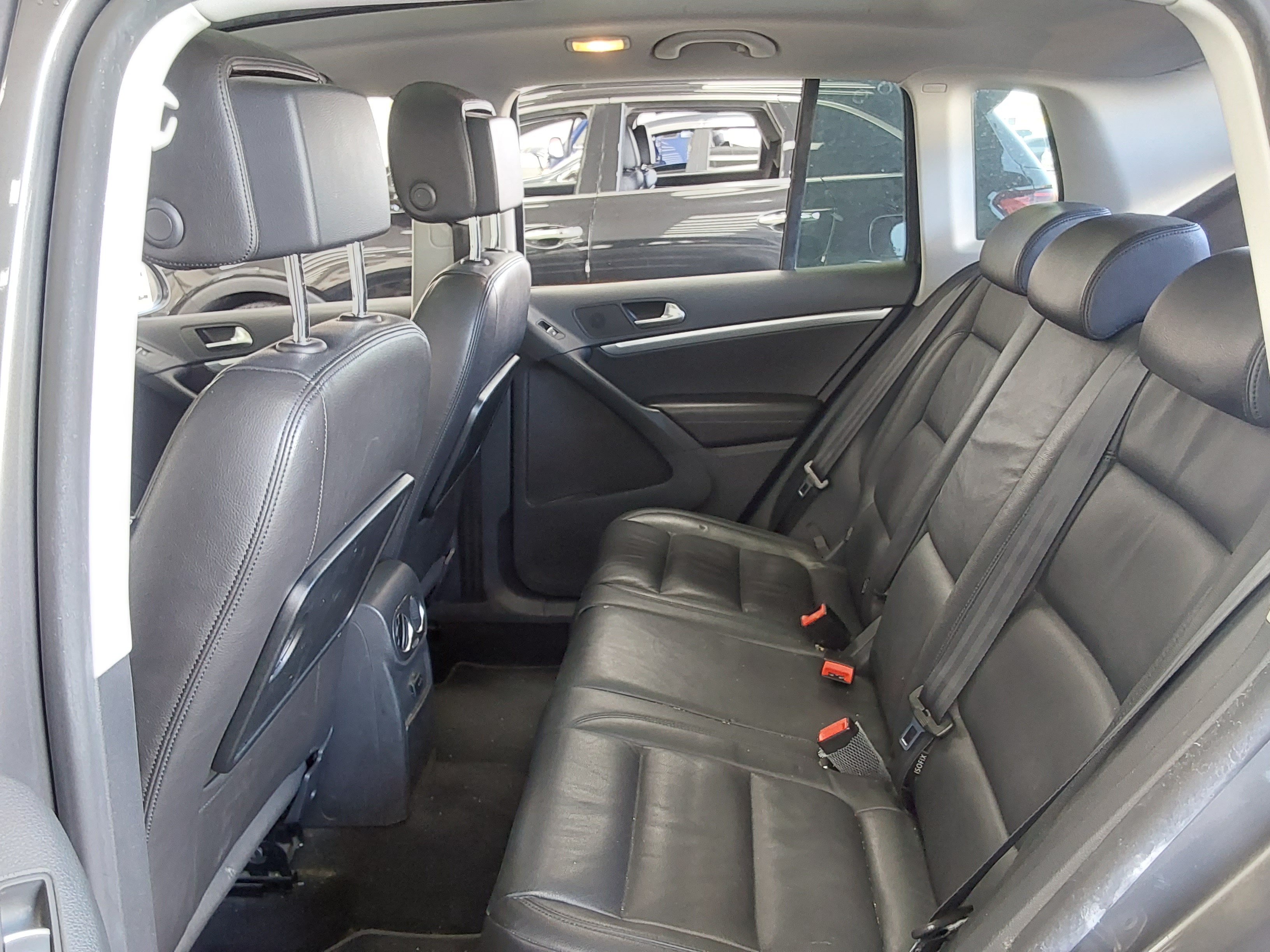 Volkswagen Tiguan - 11