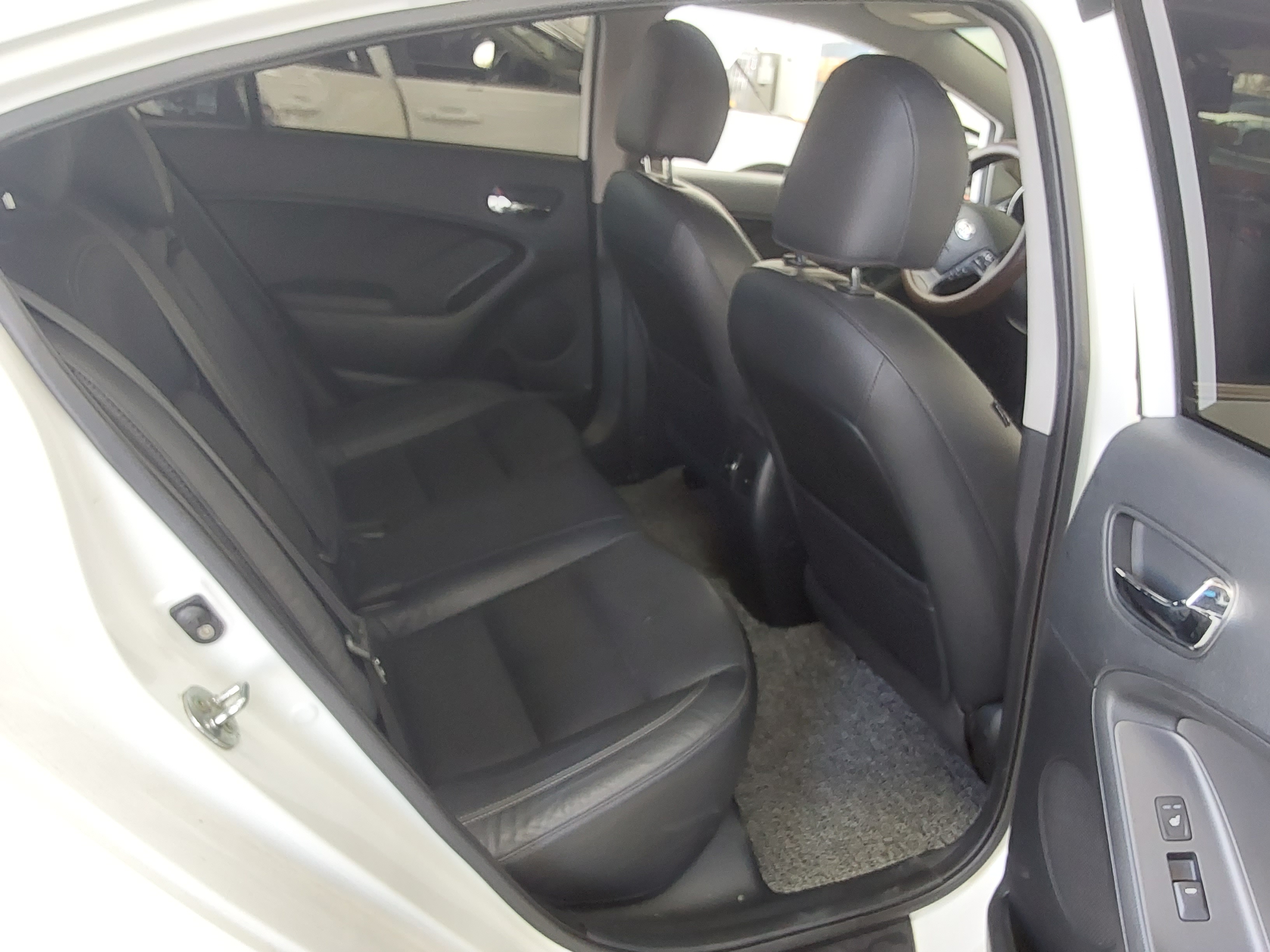 Kia K3 2015 - Image 12
