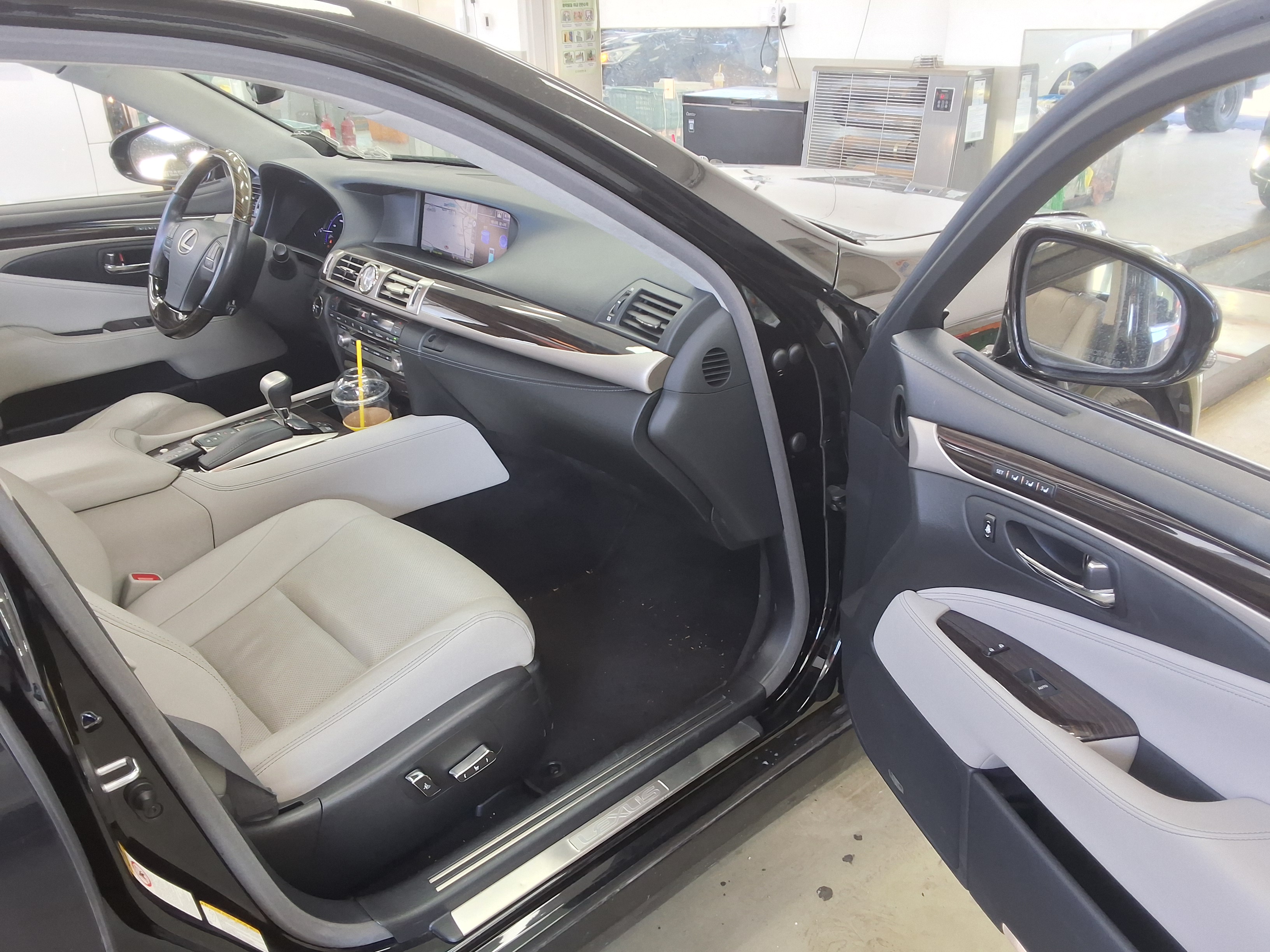 LEXUS LS - 13