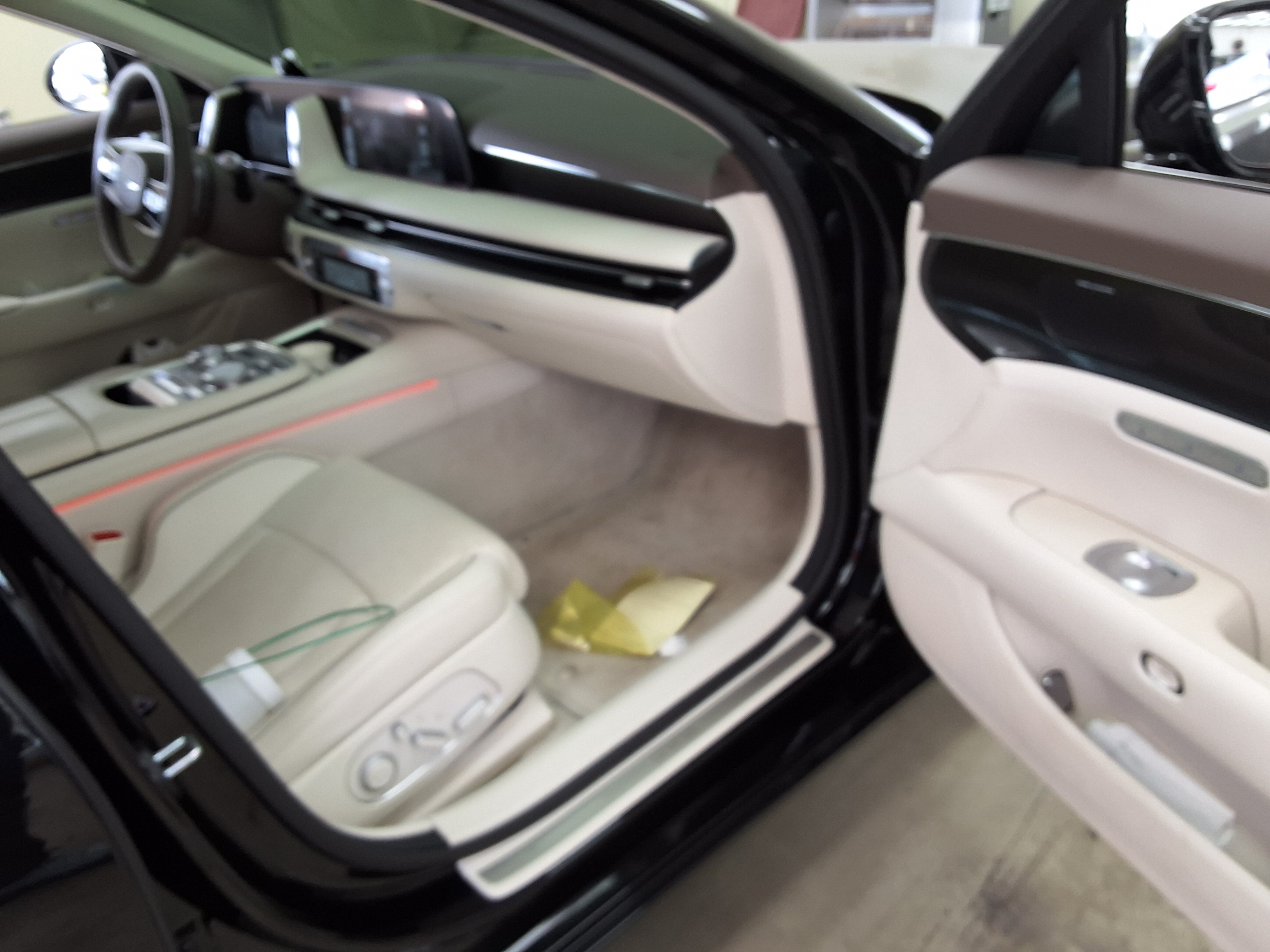 Hyundai Genesis 2023 - Image 13