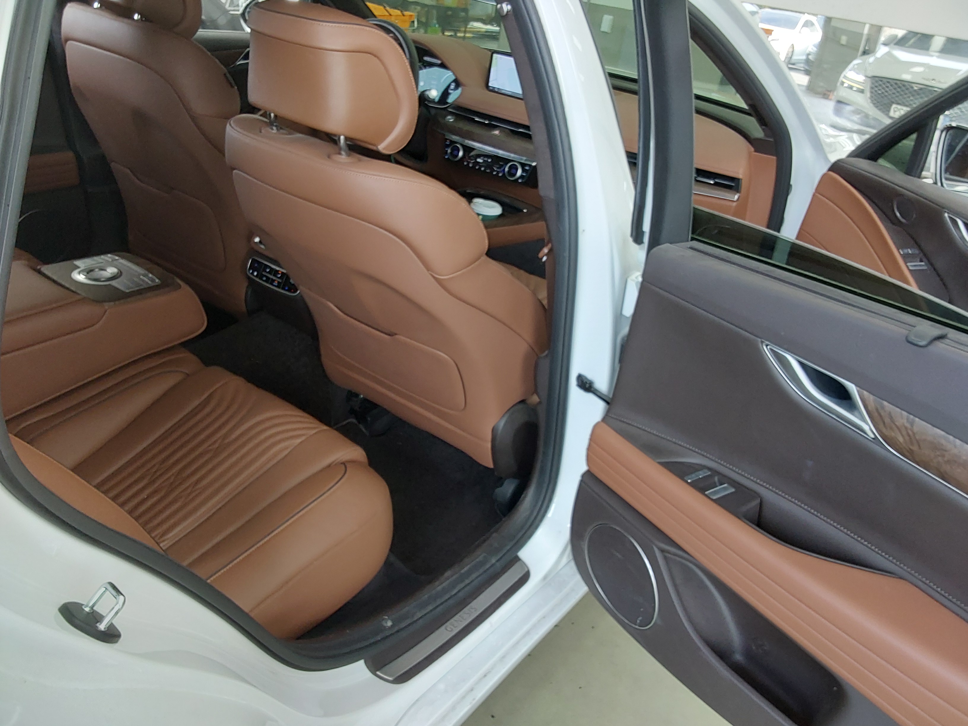 Hyundai Genesis - 12