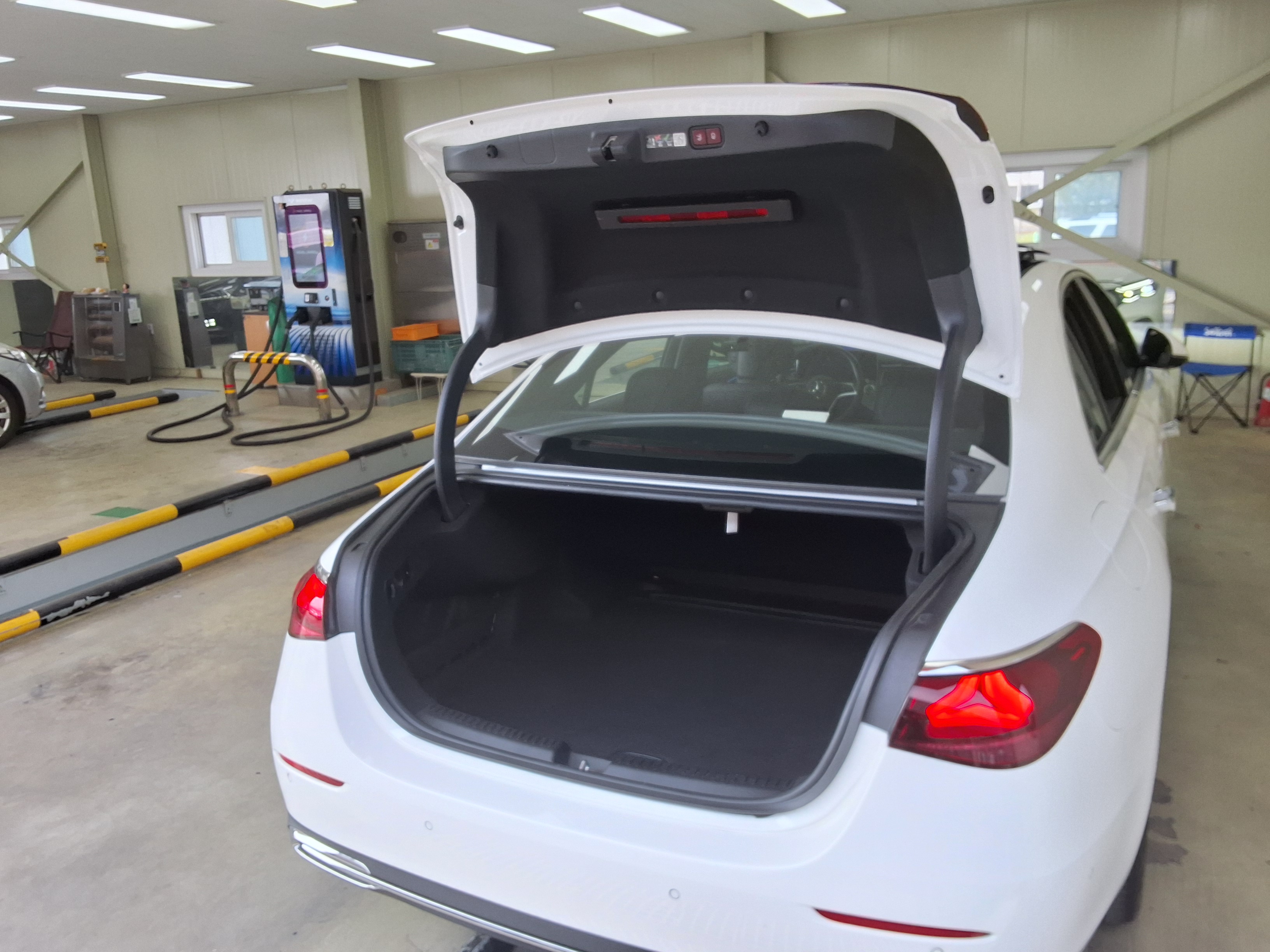 Mercedes-Benz E-Class 2025 - Image 14