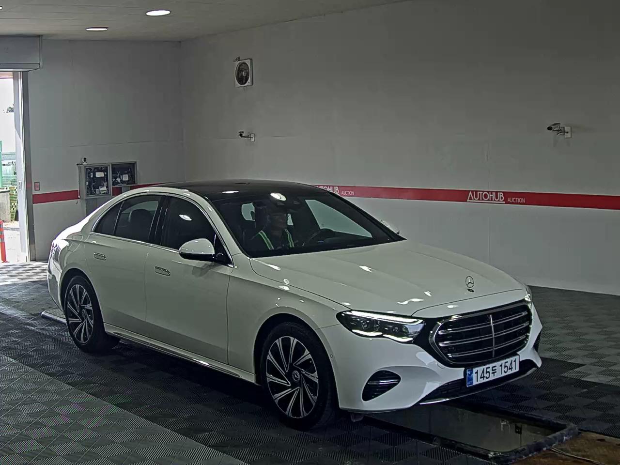 Mercedes-Benz E-Class 2025 - Image 2