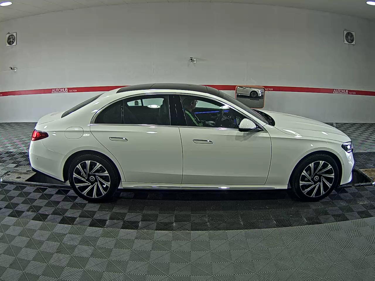 Mercedes-Benz E-Class 2025 - Image 3