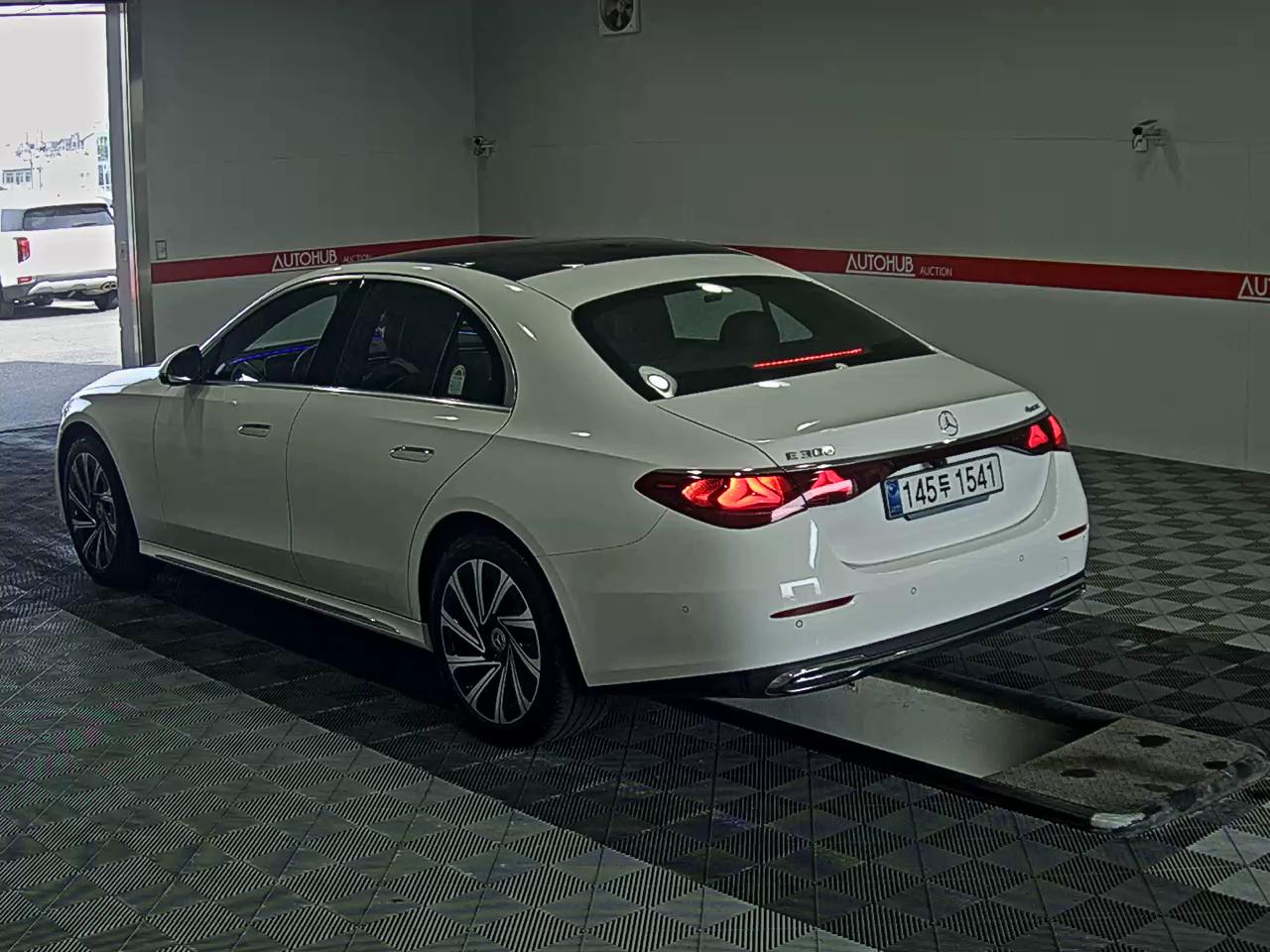 Mercedes-Benz E-Class 2025 - Image 5