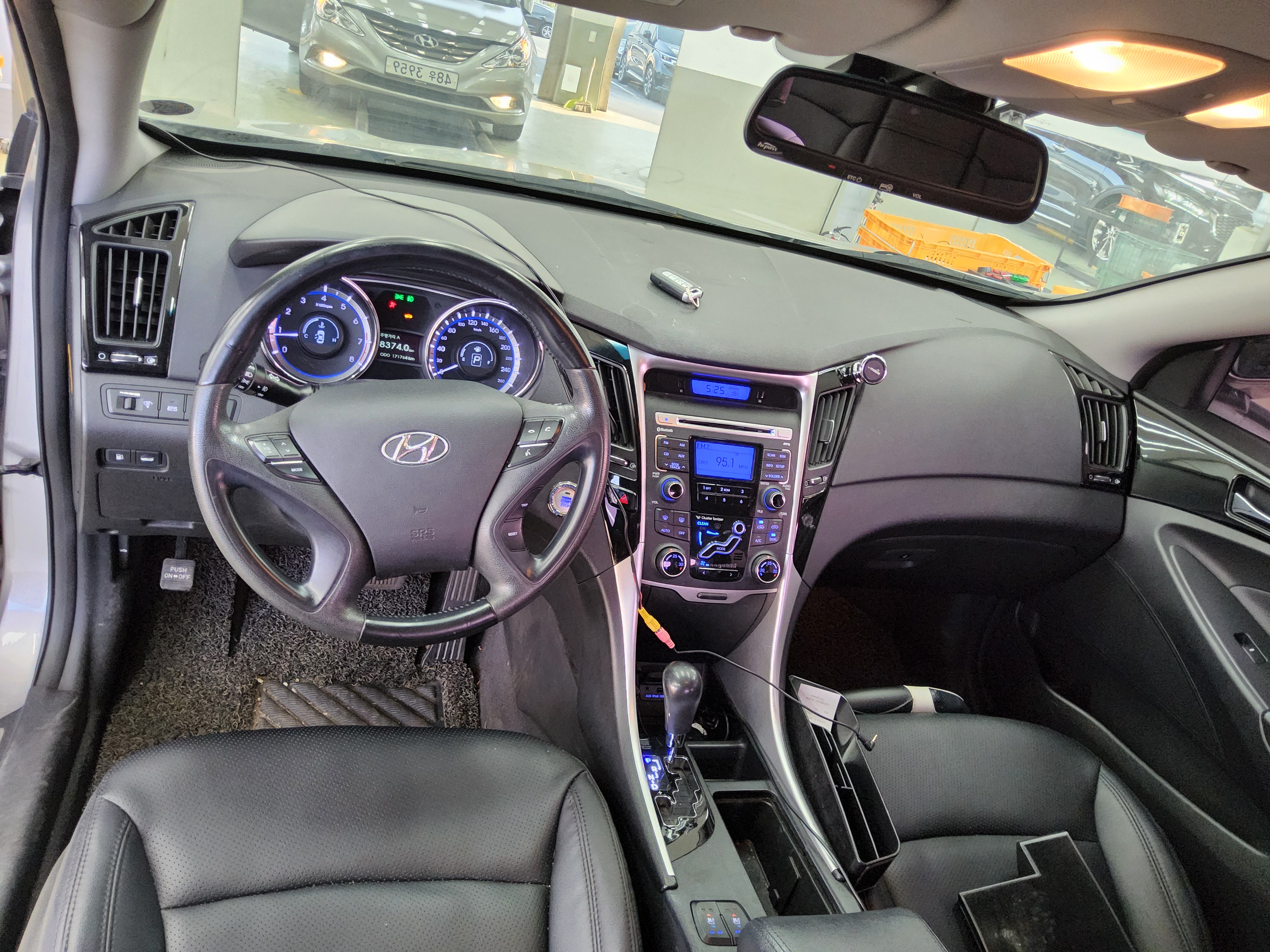 Hyundai YF Sonata - 10