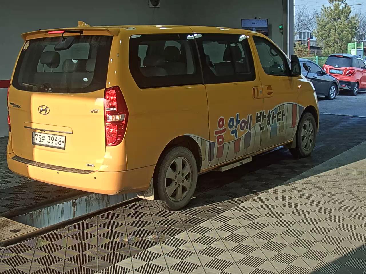 هيونداي جراند ستاريكس 2021 - صورة 4