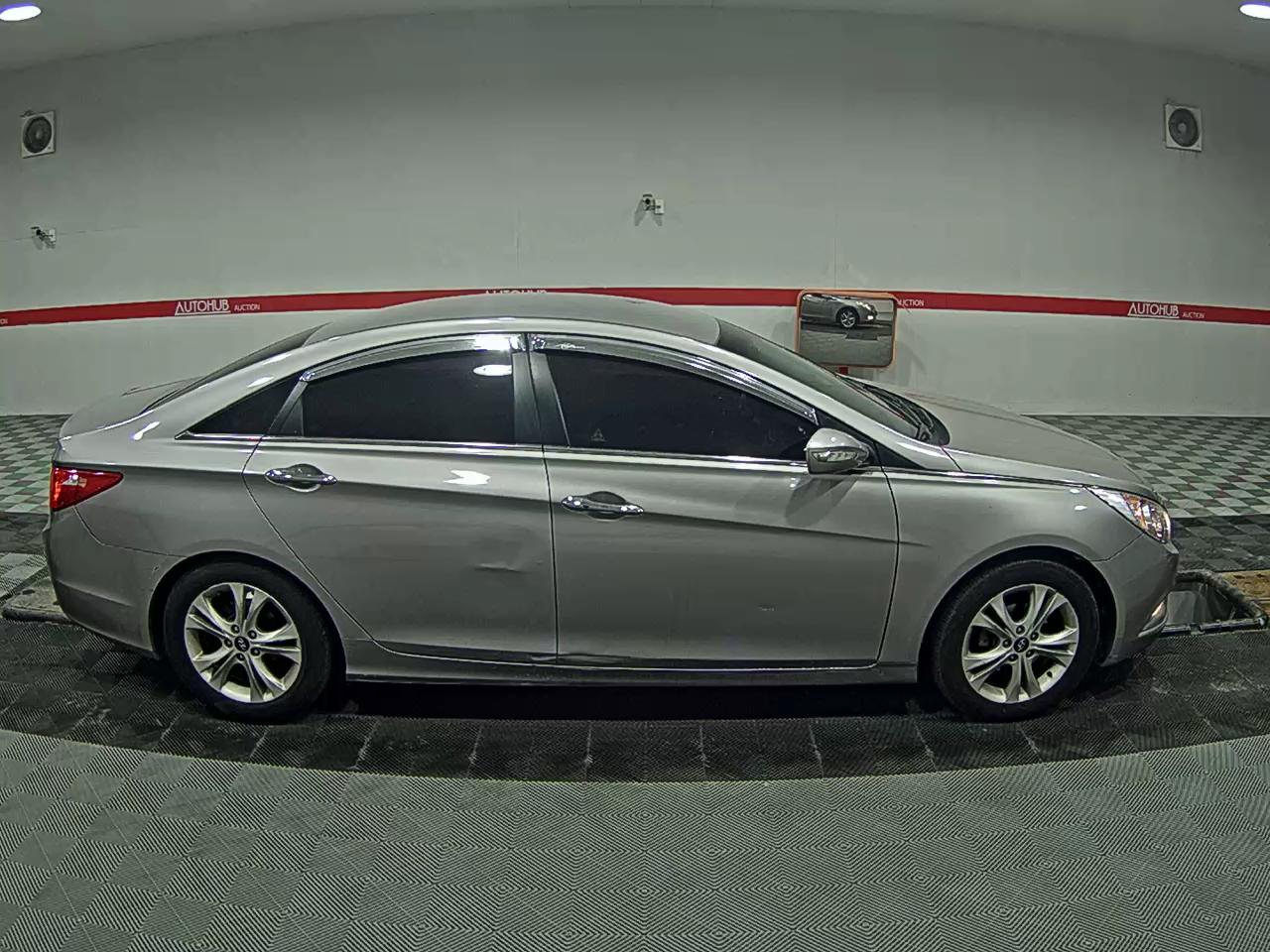 Hyundai YF Sonata - 3