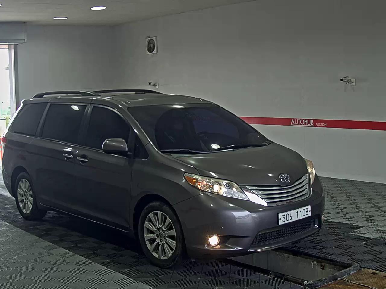 Toyota Sienna 2014 - Image 2