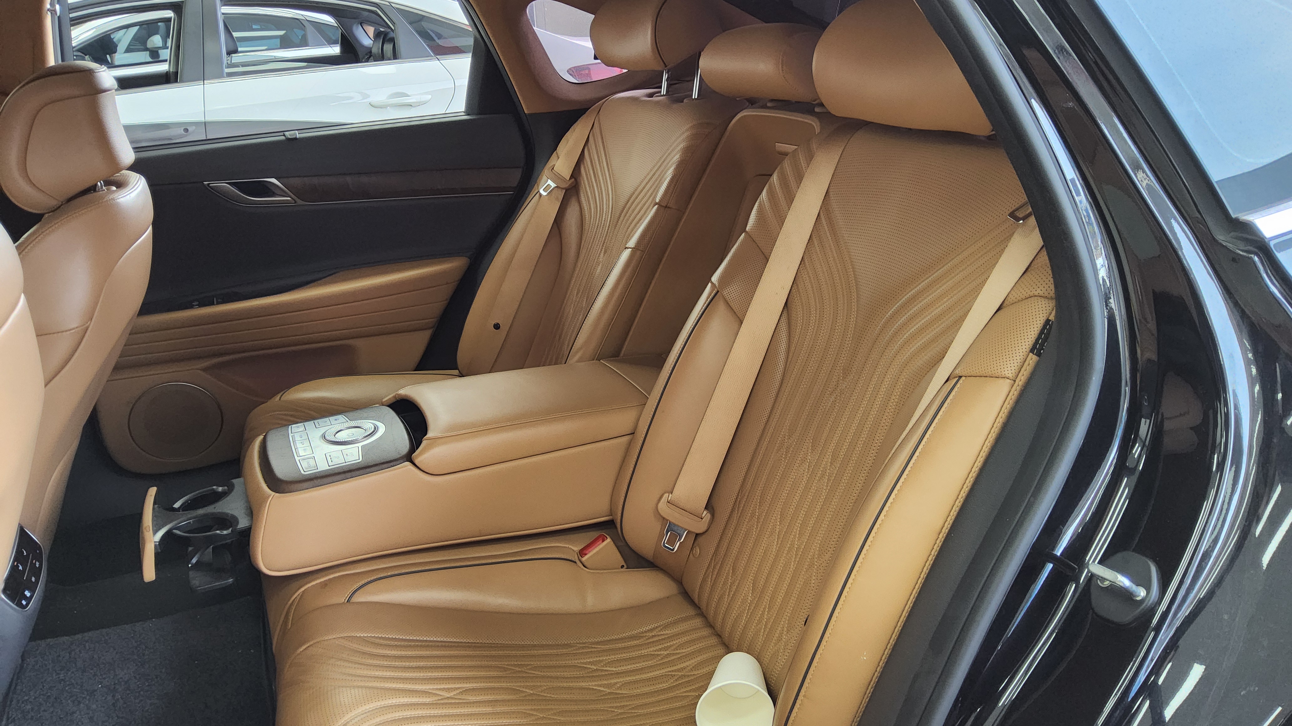 Hyundai Genesis 2022 - Image 11