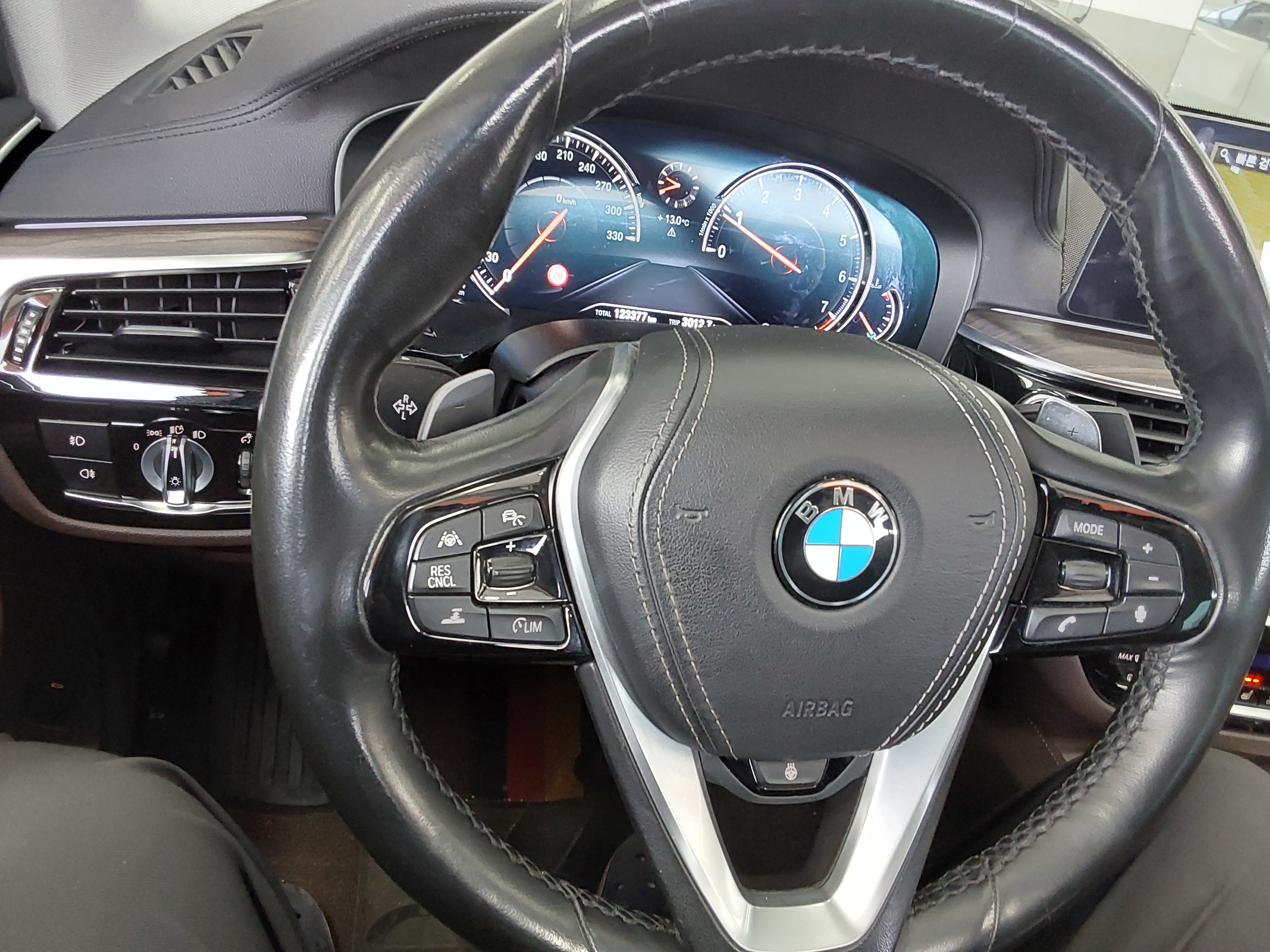 BMW 5 Series 2018 - Image 16