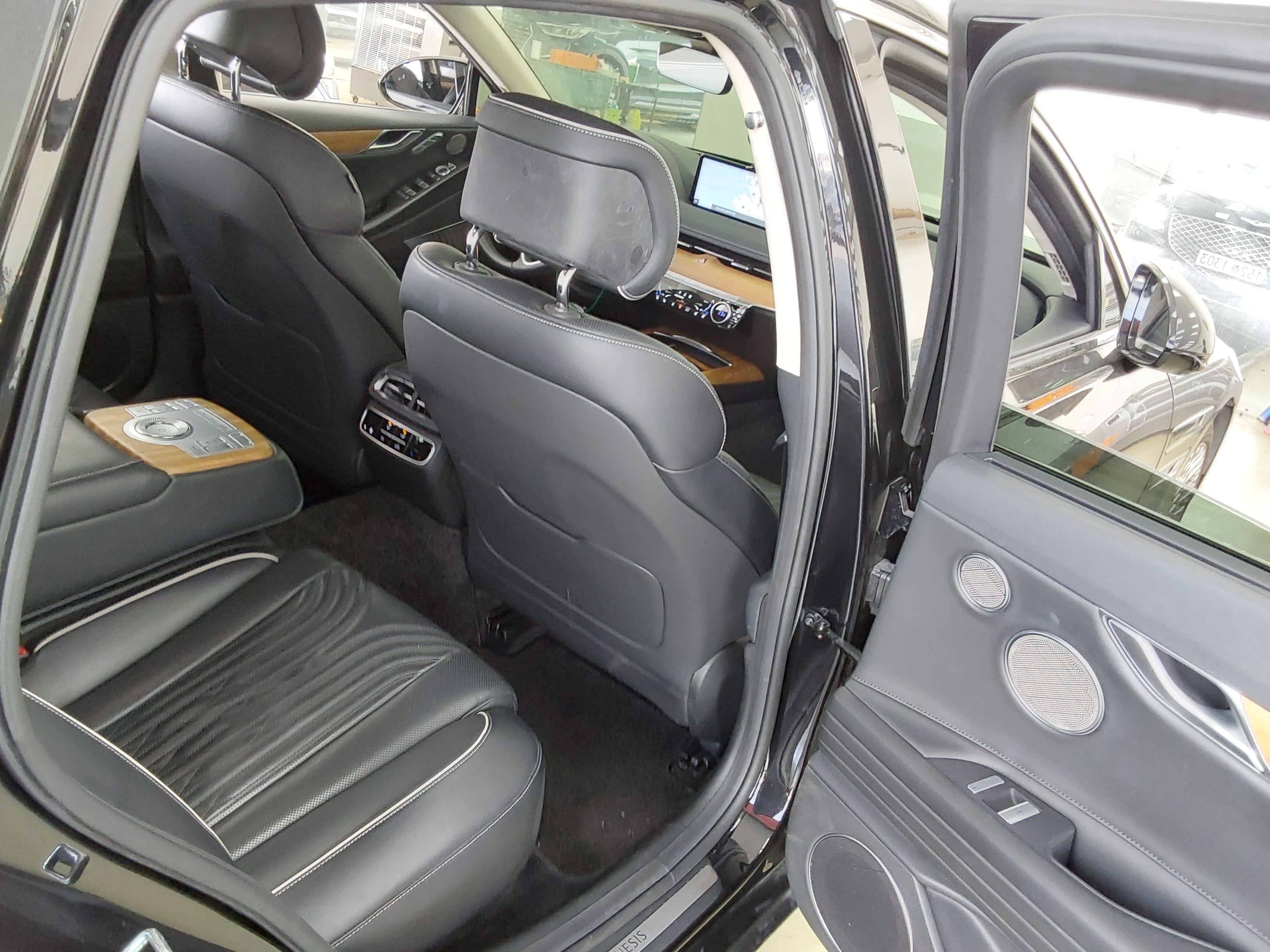 Hyundai Genesis - 12