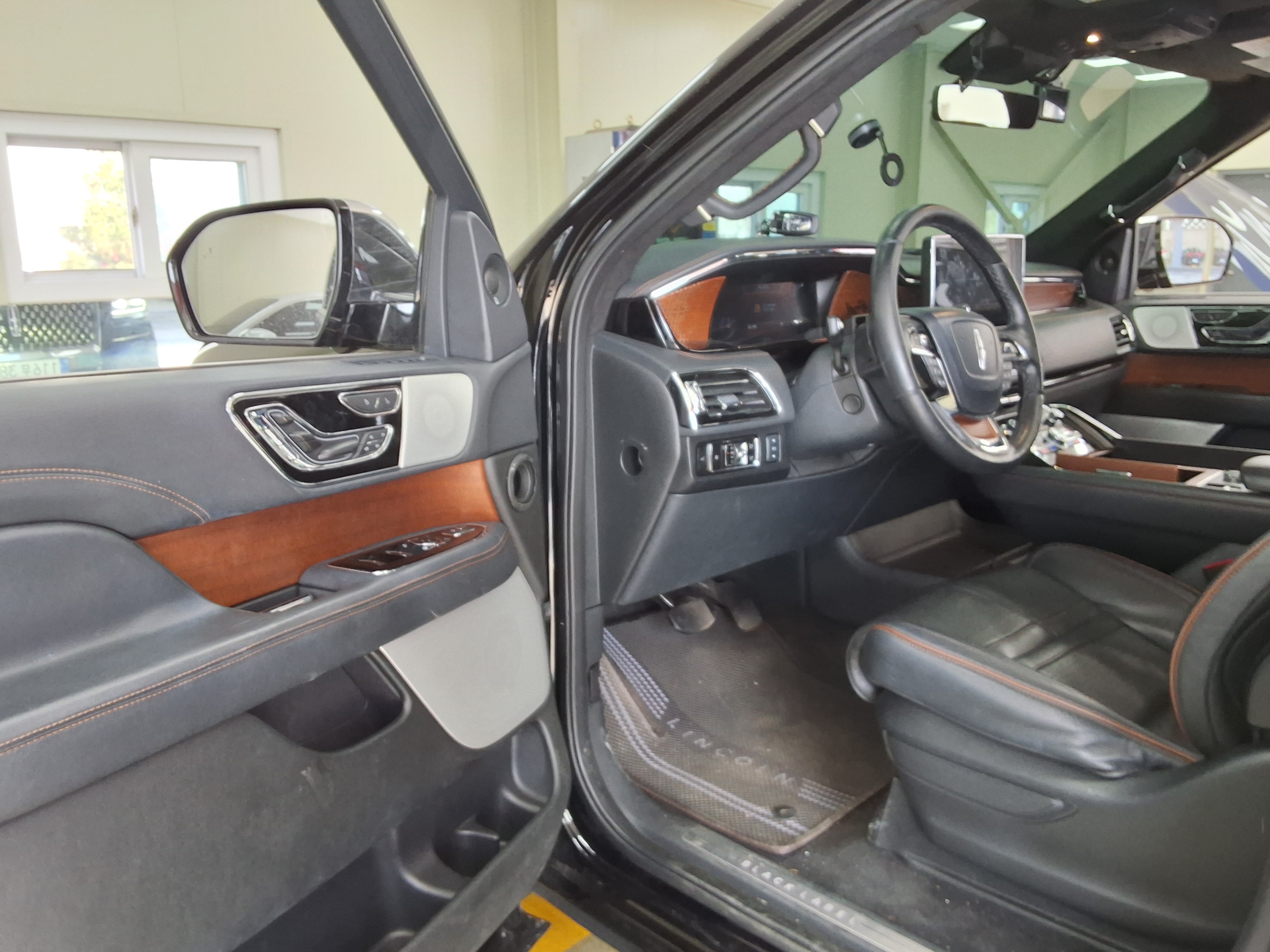 Lincoln Navigator 2023 - Image 9